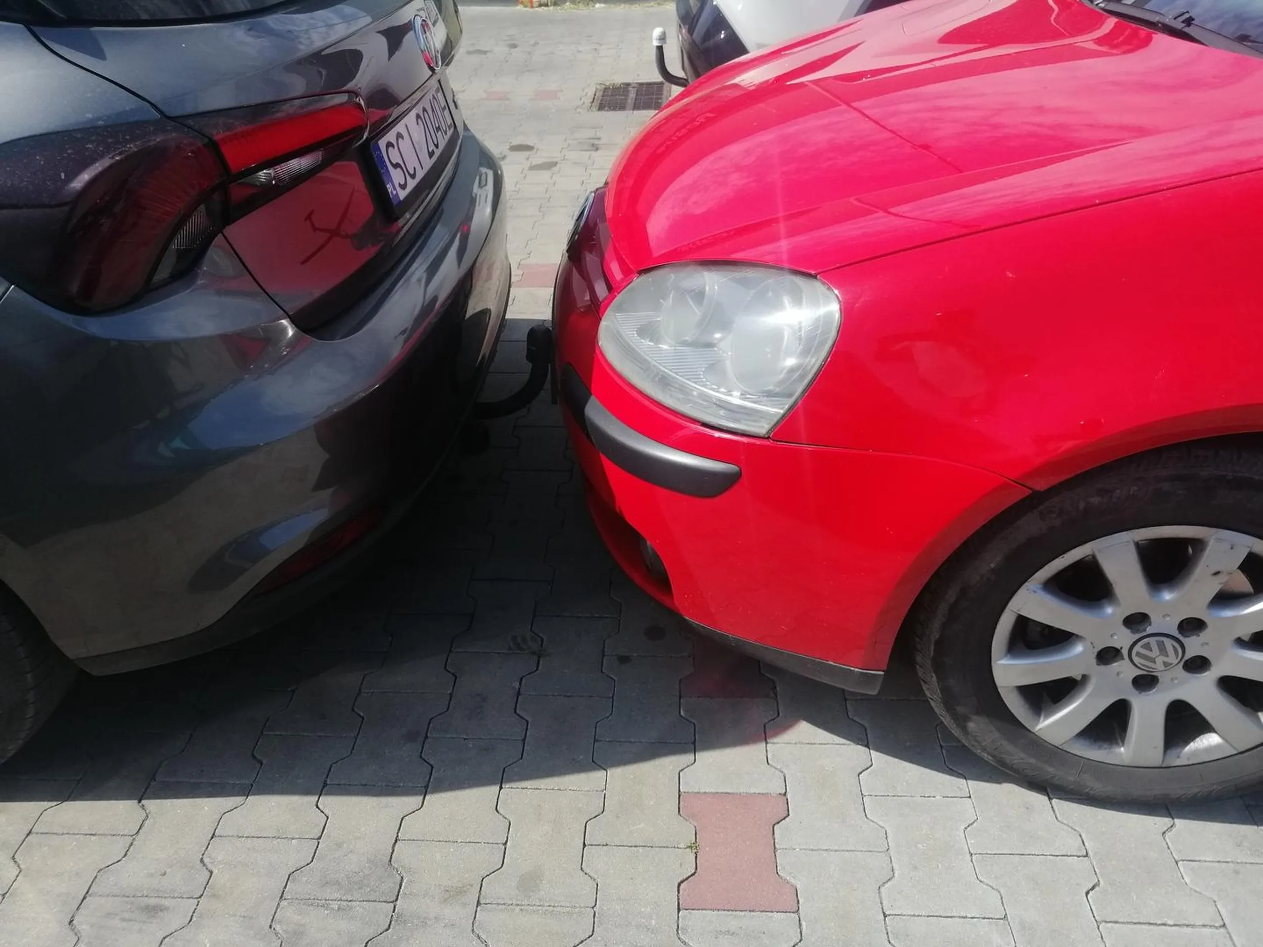 Przytulił się do mojego haka, przekraczając swoją linię parkowania. Mistrz!