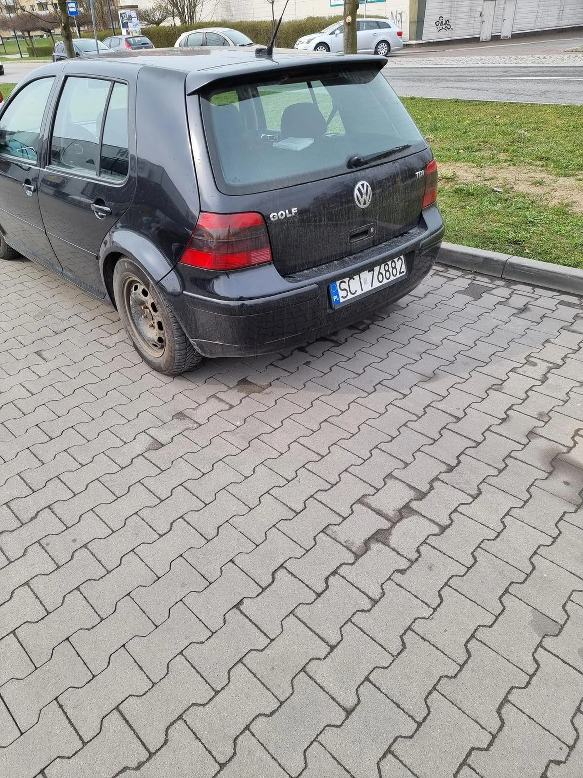 Januszku, jeśli nadal chcesz jeździć jak rajdowiec po parkingach i komuś tym imponować musisz się cofnąć jakieś 20 lat. Twoje żenujące popisy nikomu nie imponują, jedynie stwarzasz zagrożenie.