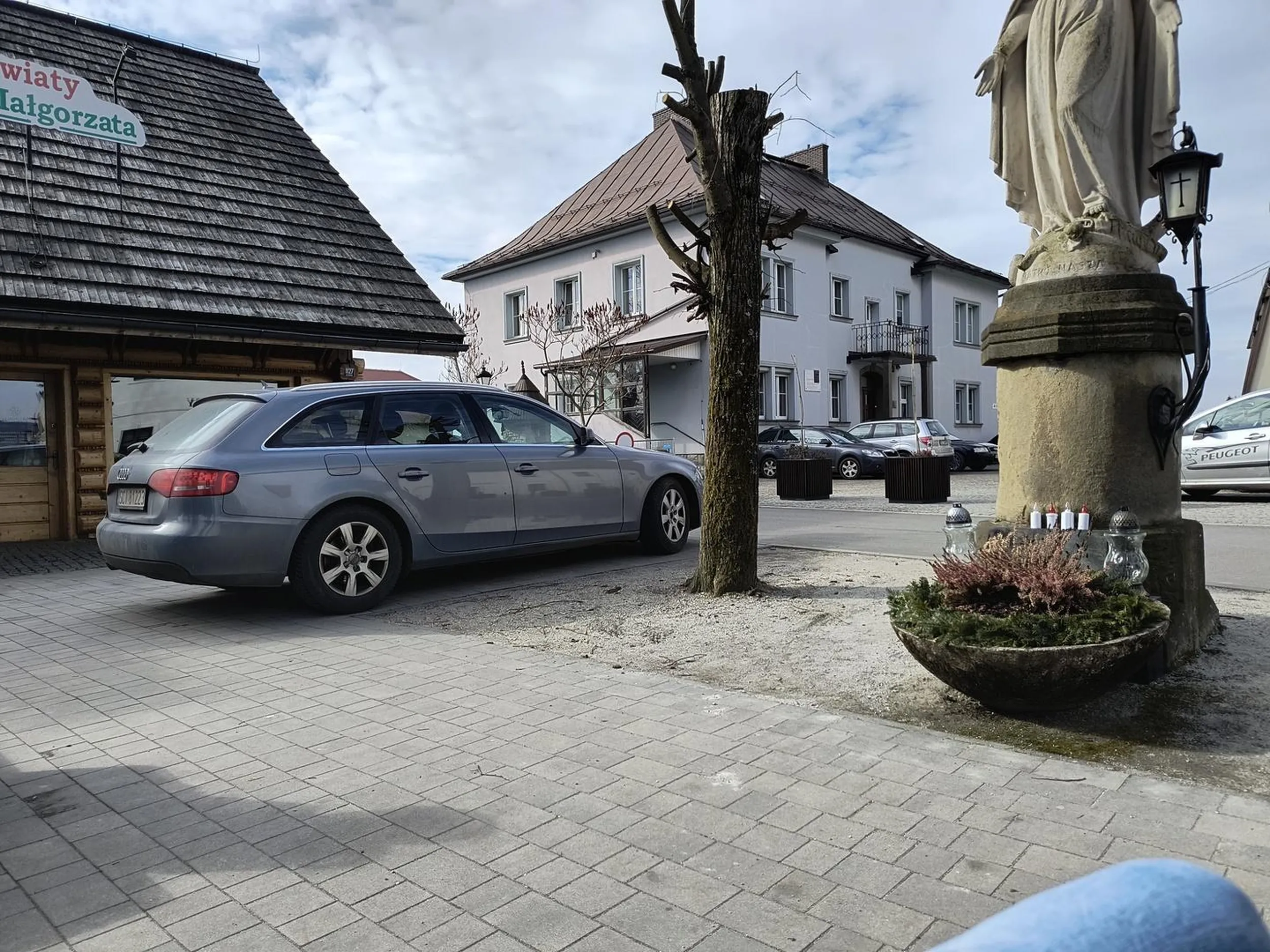 Kierowca tego audi parkuje na chodniku w sposób nie dozwolony a pusty nowy parking znajduje się 15 metrów dalej