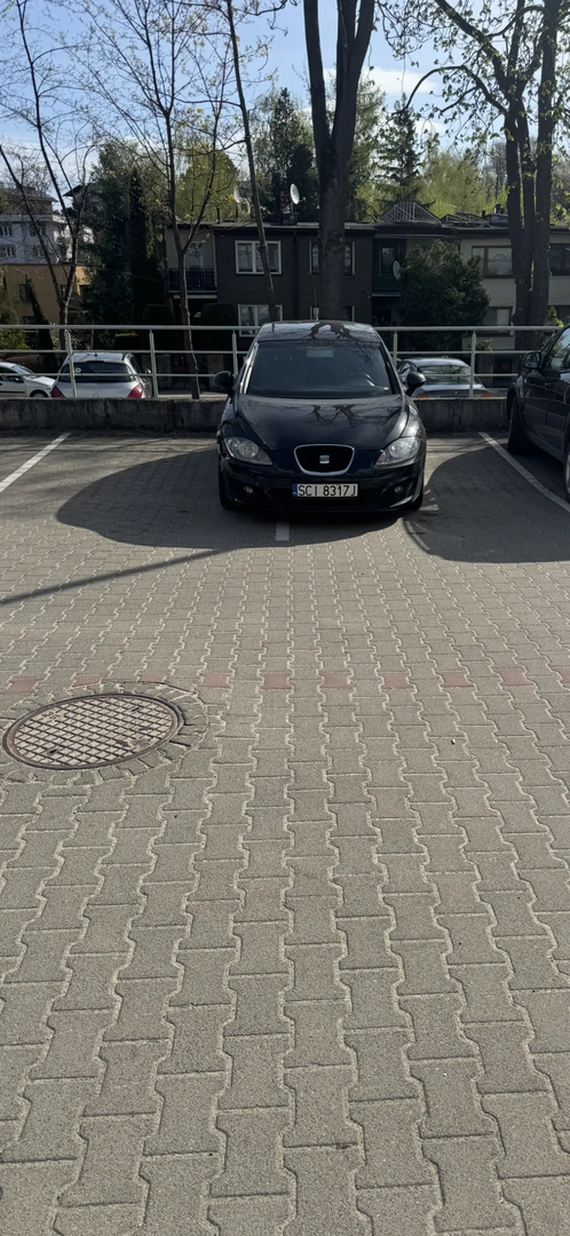 Tragedia, jak można stanąć w ten sposób. To wygląda jakby myślało się tylko i wyłącznie o sobie, a innych uczestników ruchu mam totalnie gdzieś. Podkreślam, że jest to parking osłonięty szlabanami, na który samochody są wpuszczane tylko wtedy kiedy znajduje się jeszcze miejsce na parkingu, system cię wpuści bo wykryje, że miejsce jest, a taki cymbał stanie w ten sposób i ty się bujaj. Takie osoby to powinno się natychmiast kierować na kurs doszkalający z jazdy, a ochrona takiego parkingu powinna takie osoby zgłaszać  na policję, bo oni się nigdy nie nauczą.