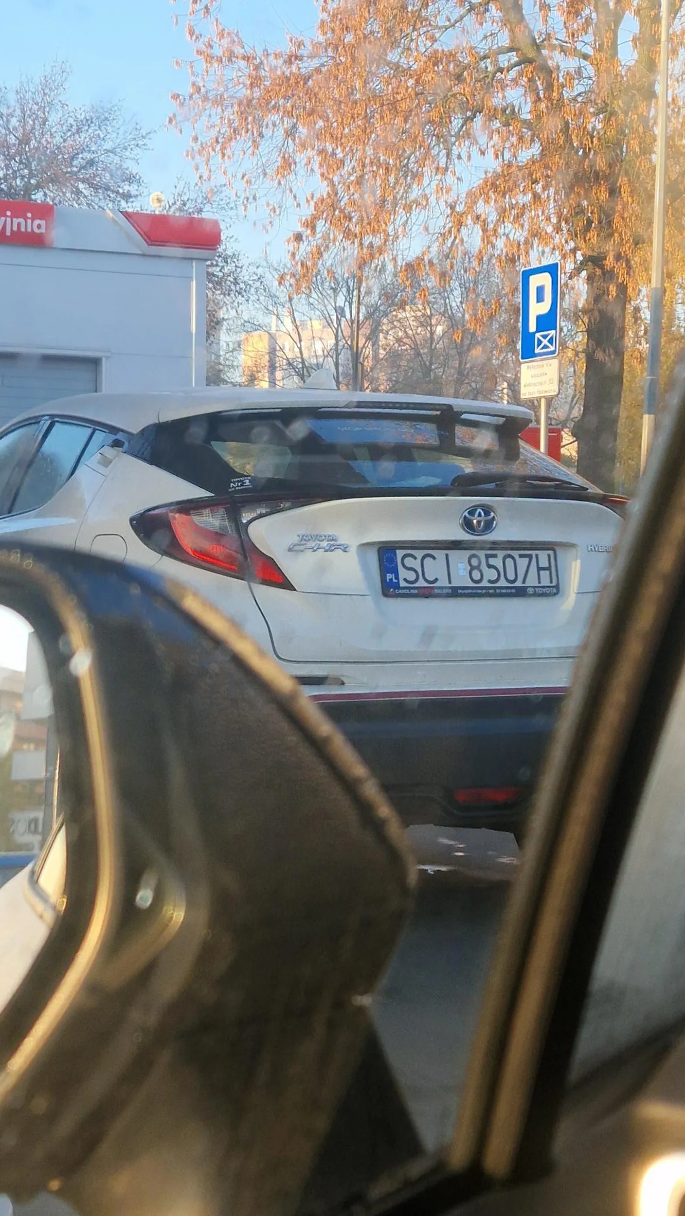 Cwaniara - stałem w kolejce do dystrybutora na stacji Orlen z innymi kierowcami. Wyminęła nas z lewej i wjechała na stanowisko które się zwalniało. W sumie bardziej niż wjechała pasowałoby inne słowo zaczynające się na W, a kończące na ebała ;)