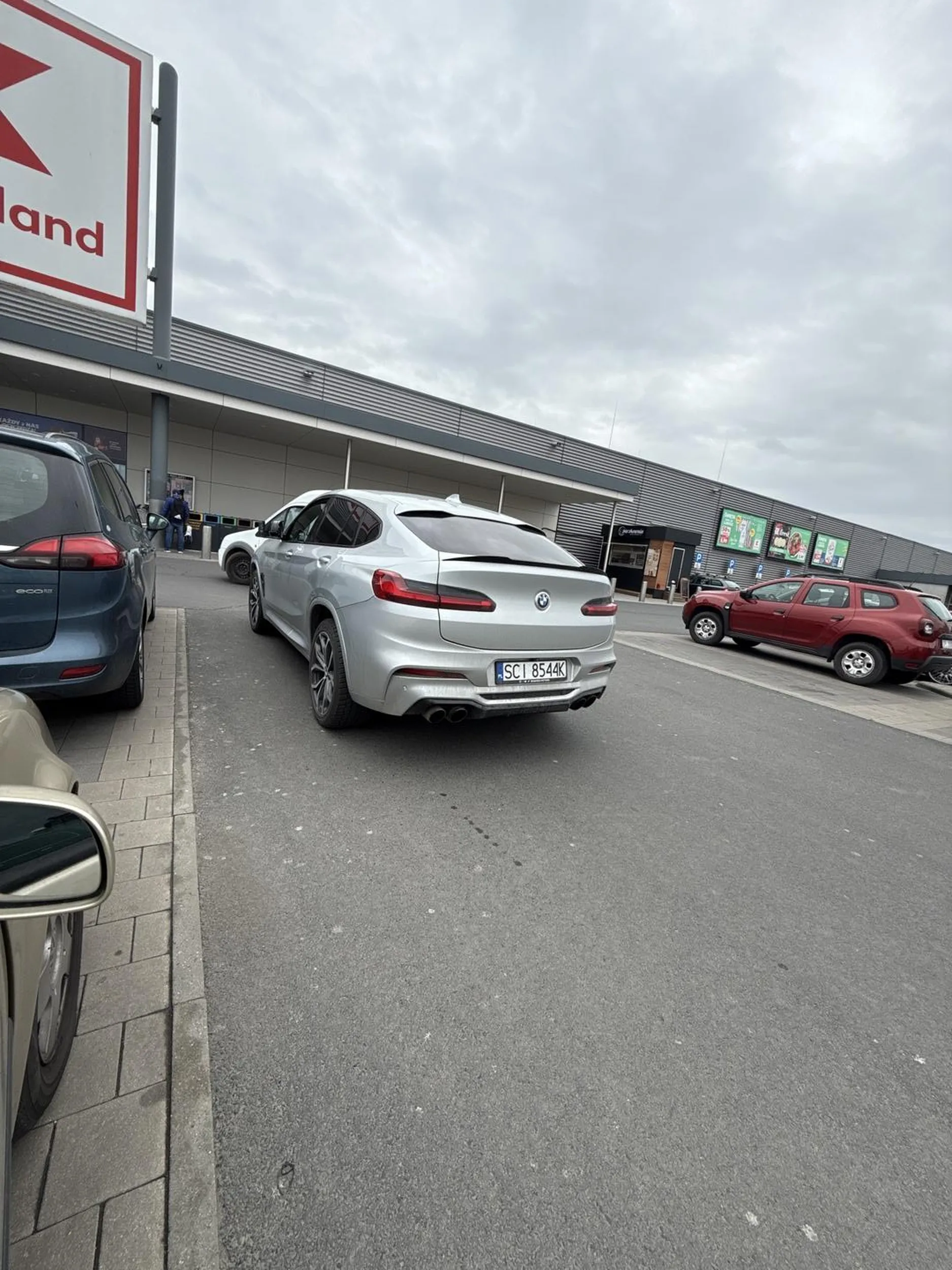 Drogi kierowco tu chyba nie ma miejsca parkingowego