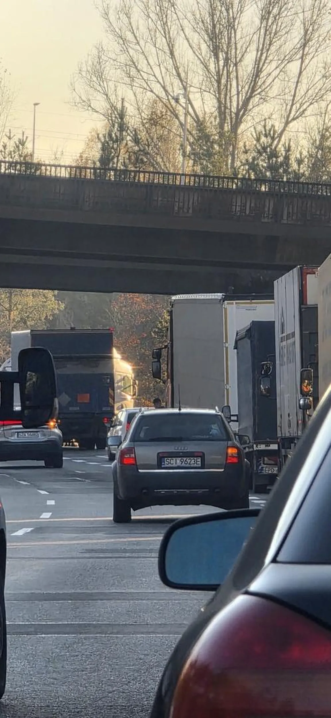 Najpierw się wpieprzasz w środek korka bo nie chce ci się stać od początku a potem jednak rezygnujesz? Cwaniaczek drogowy i 5 zero