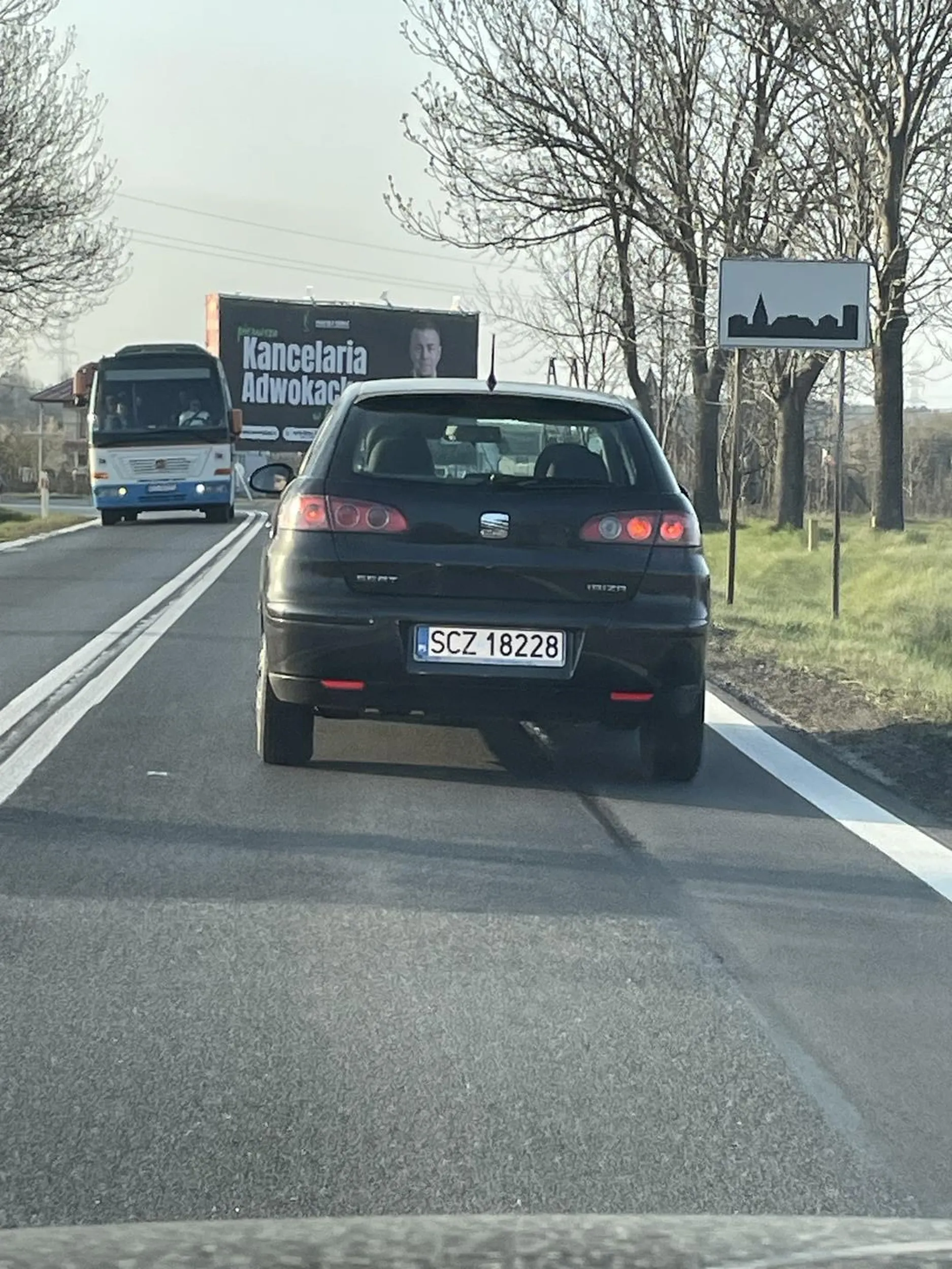 Polecam kierowcy udać się do szkółki jazdy na dodatkowe godziny praktyki  aby go nauczyli poprawnego kierowania pojazdem mechanicznym albo okulisty ponieważ nie widzi znaku STOP oraz nie  potrafi odmierzyć odległości nadjeżdżającego auta przy czym wymusza pierwszeństwo i zmusza kierowcę do gwałtownego hamowania. Nie pozdrawiam