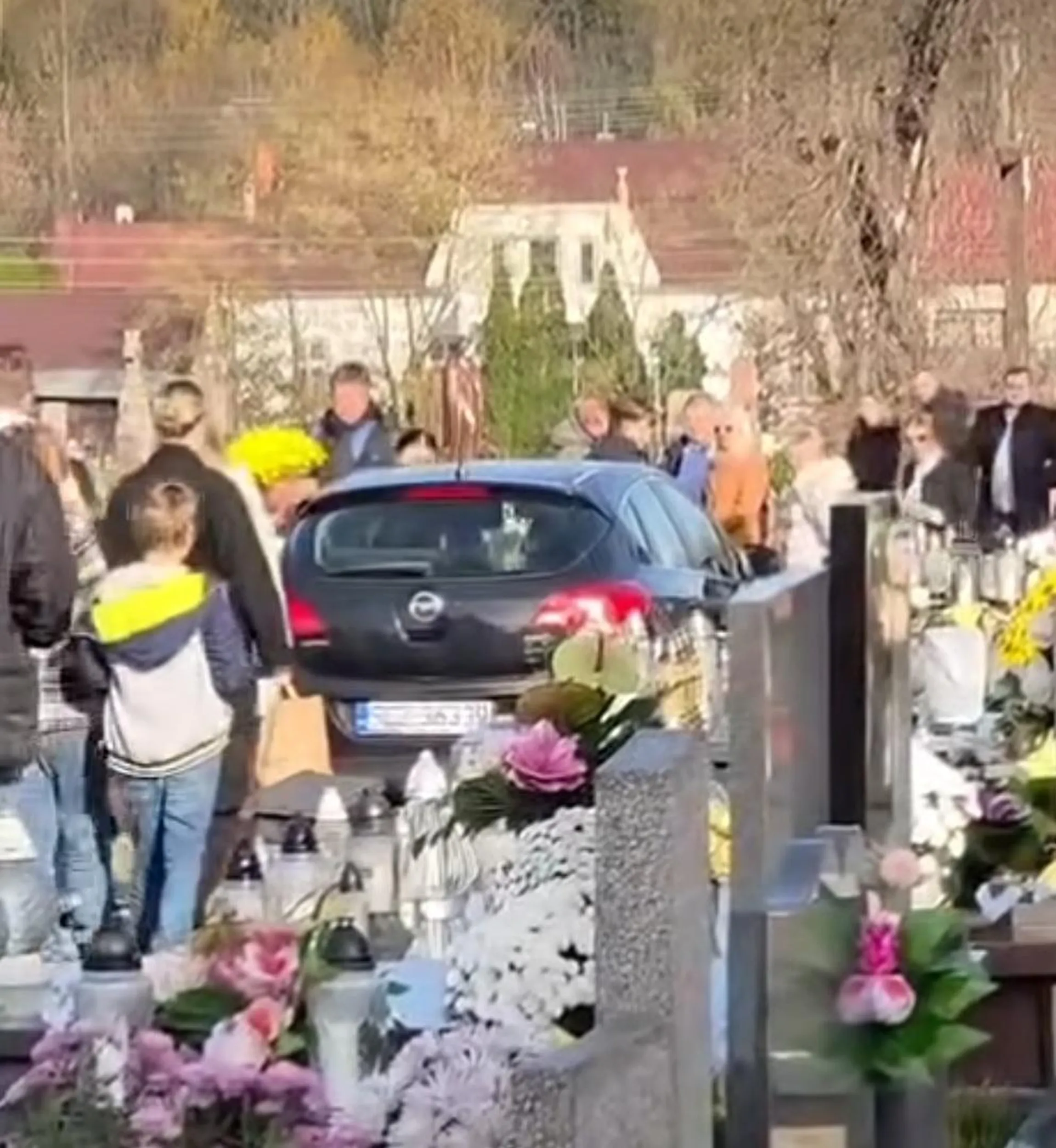 Kierowca w Mstowie wjechał autem na cmentarz.