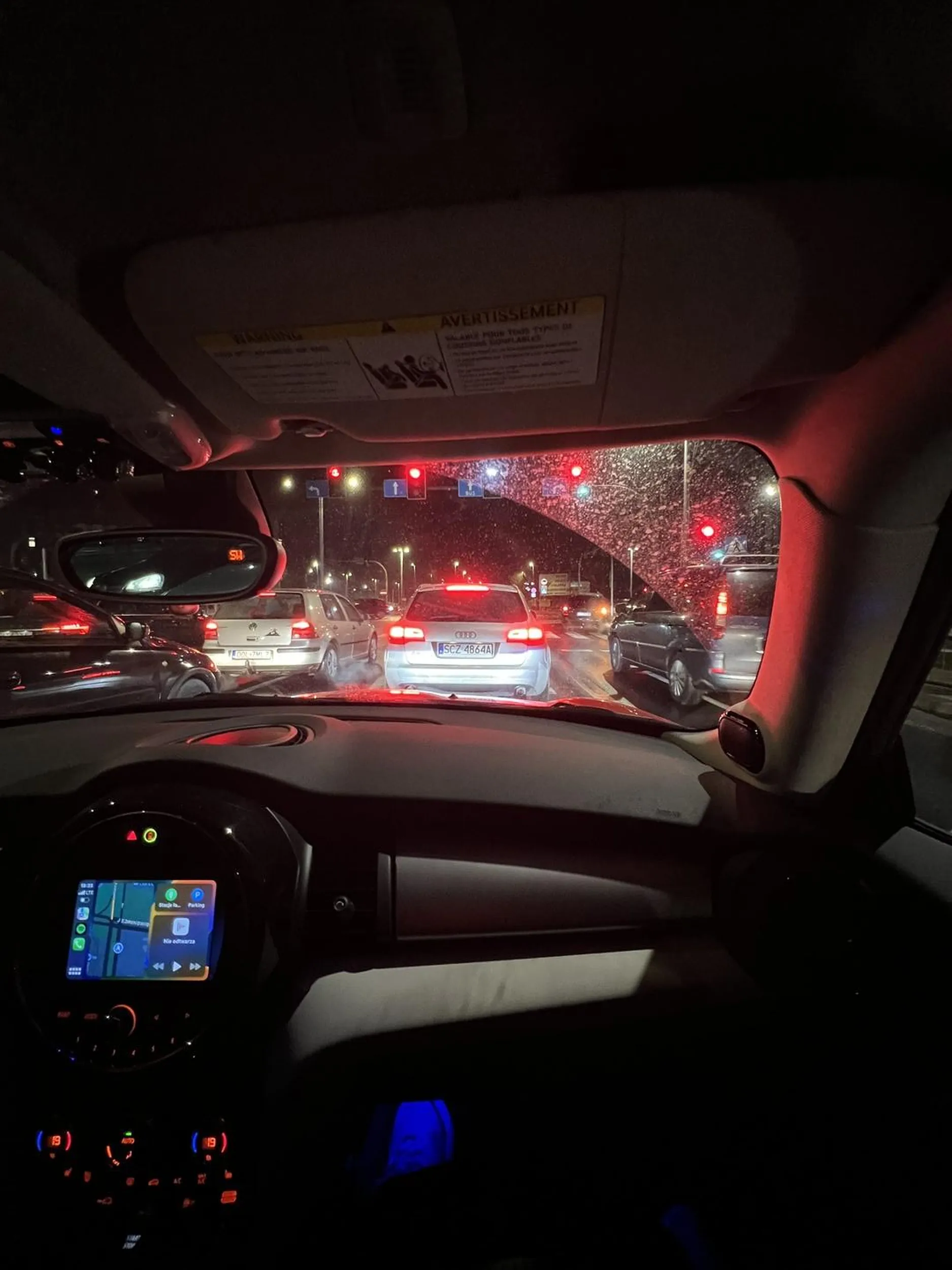 Taxi? Czy może BUS? Kretyn przejechal cały korek bo on na wieś się spieszy krowy pasac