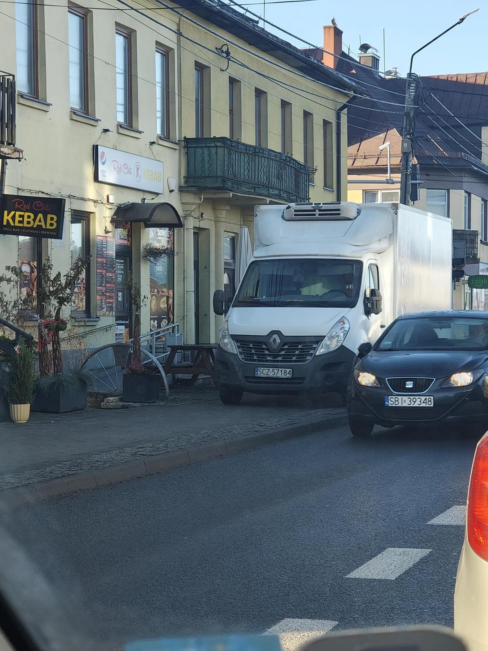 Może i złamał kilka przepisów, ale przynajmniej musiał dźwigać mięso do kebaba kilkanaście metrów.