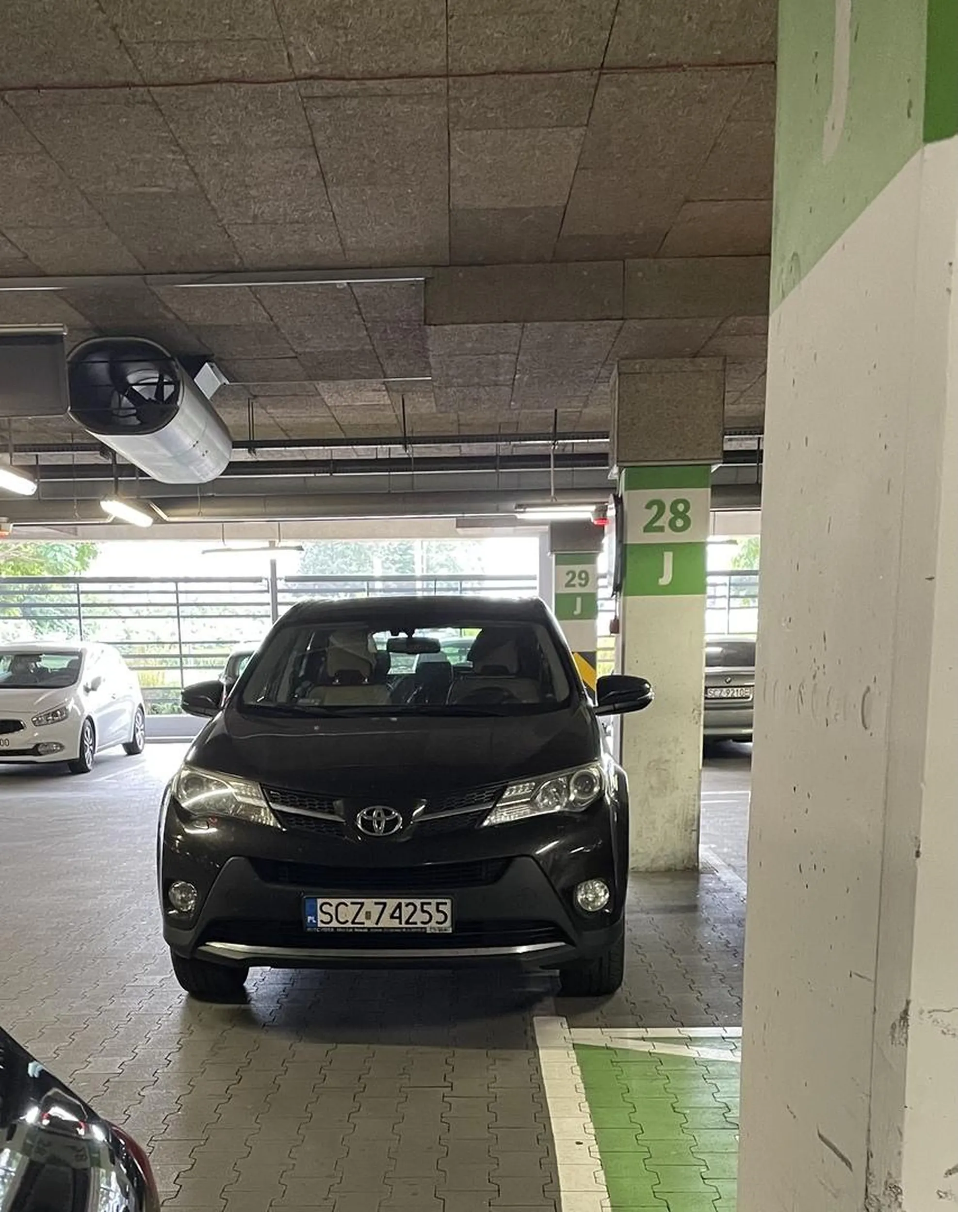 Naucz się cw3lu parkować w miejscach do tego przeznaczonych. Na parkingu pod galerią notorycznie staje na drodze, ostatnio blokując wyjazd ponieważ z przede mną był samochód i dwa obok mnie. Kut4s poszedł na zakupy i musiałam czekac aż lnie odblokuje. Następnym razem jak będę wyjeżdżać to z wielką chęcią rozbije ci przód