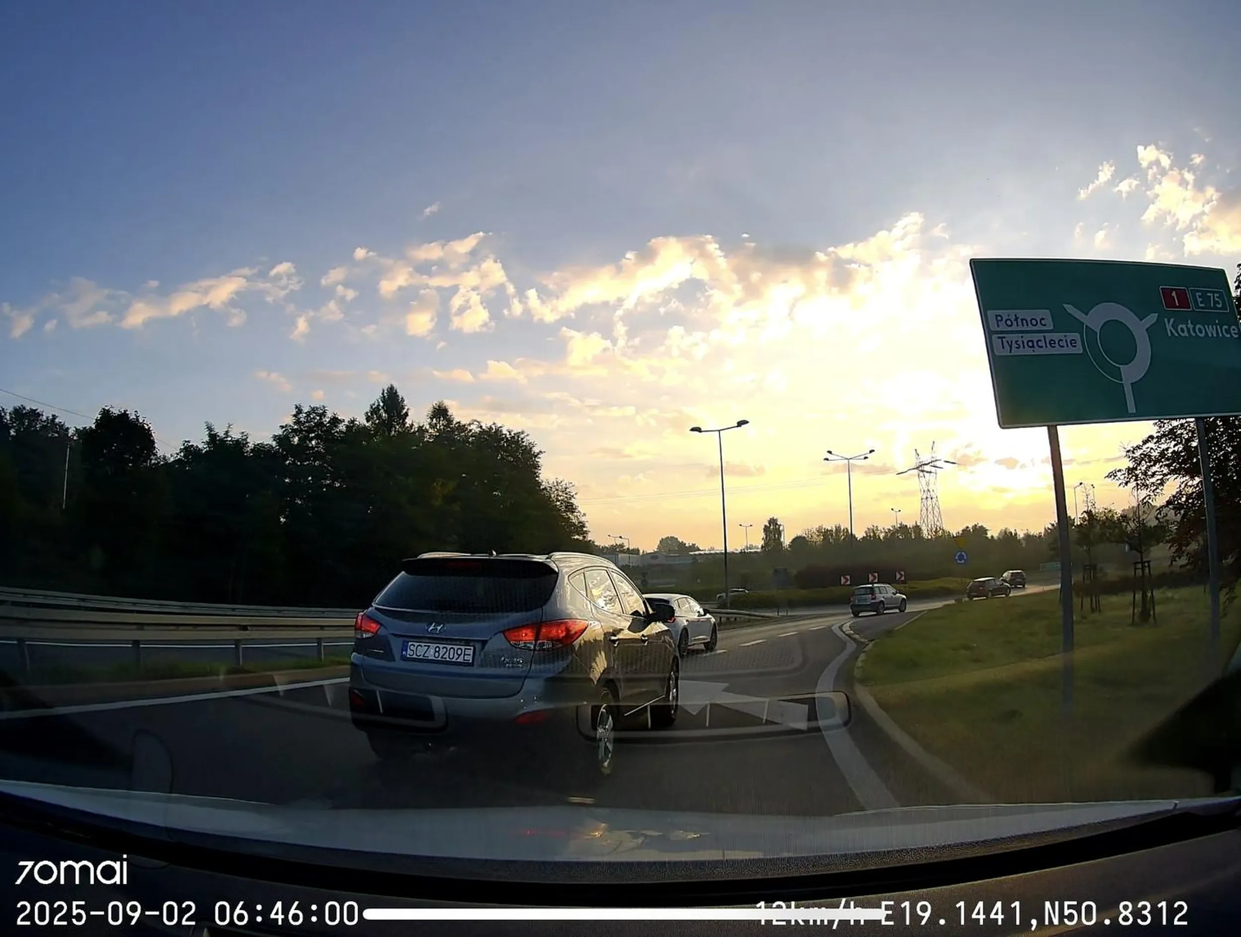 Burak blokujący kończący się pas ruchu. Zajechał mi drogę czym wymusił gwałtowne hamowanie z 40 kmh do zera