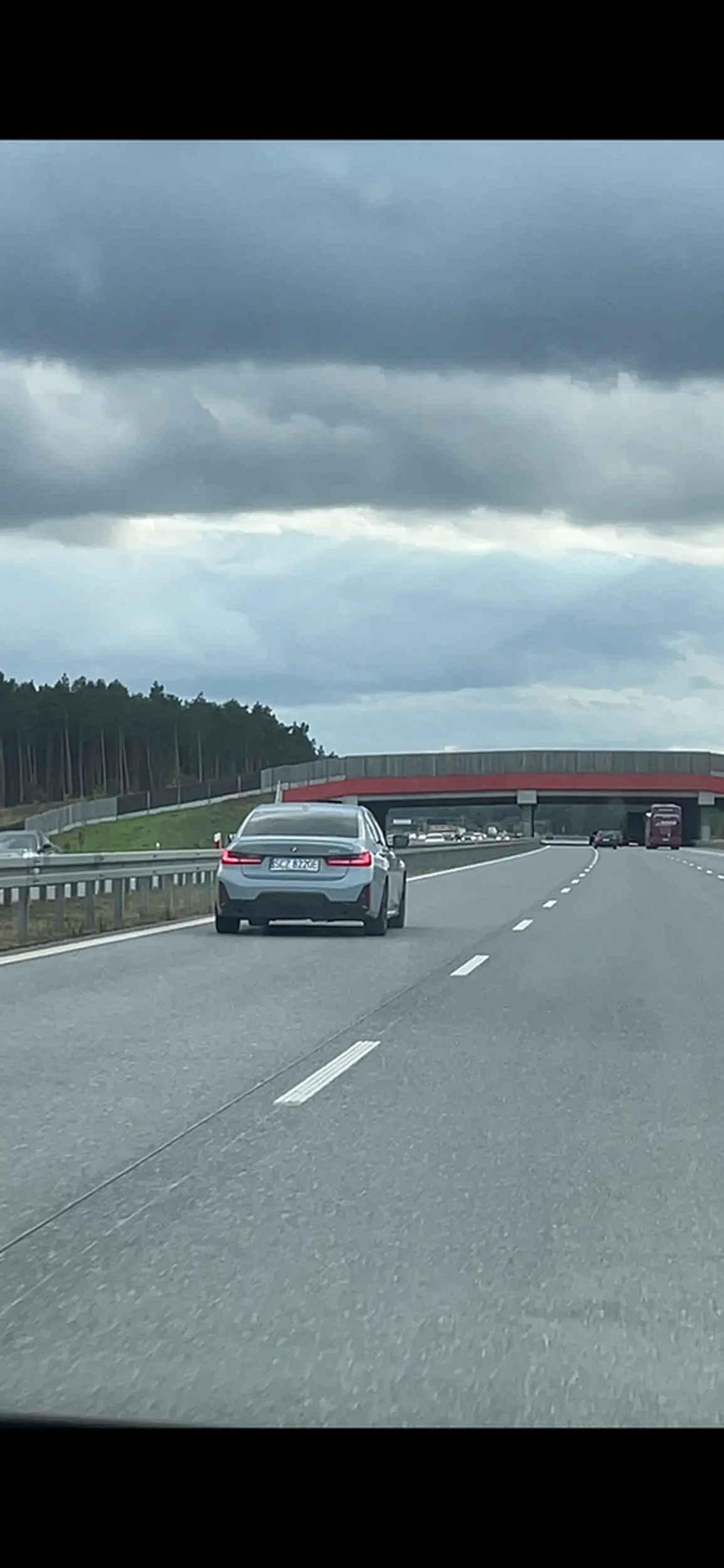 Mistrz lewego pasa przez dobre 10 minut na A1, chłopak mimo możliwości nie zjeżdża z lewego. Inni uczestnicy ruchu są zmuszani do wyprzedzania prawym pasem