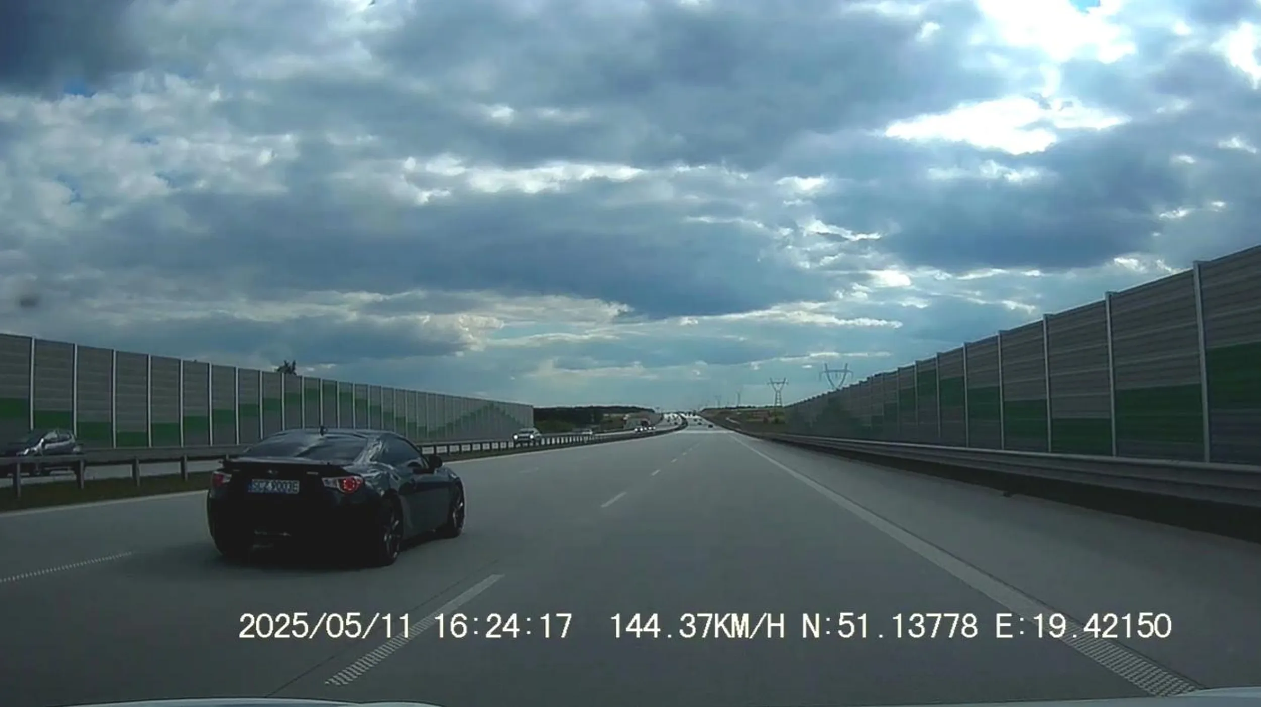 Prawy pas to lawa! Turla się menda środkowym pasem i grzebie w telefonie. Ciekawe, czy te przednie szyby, to legalnie przyciemnione...