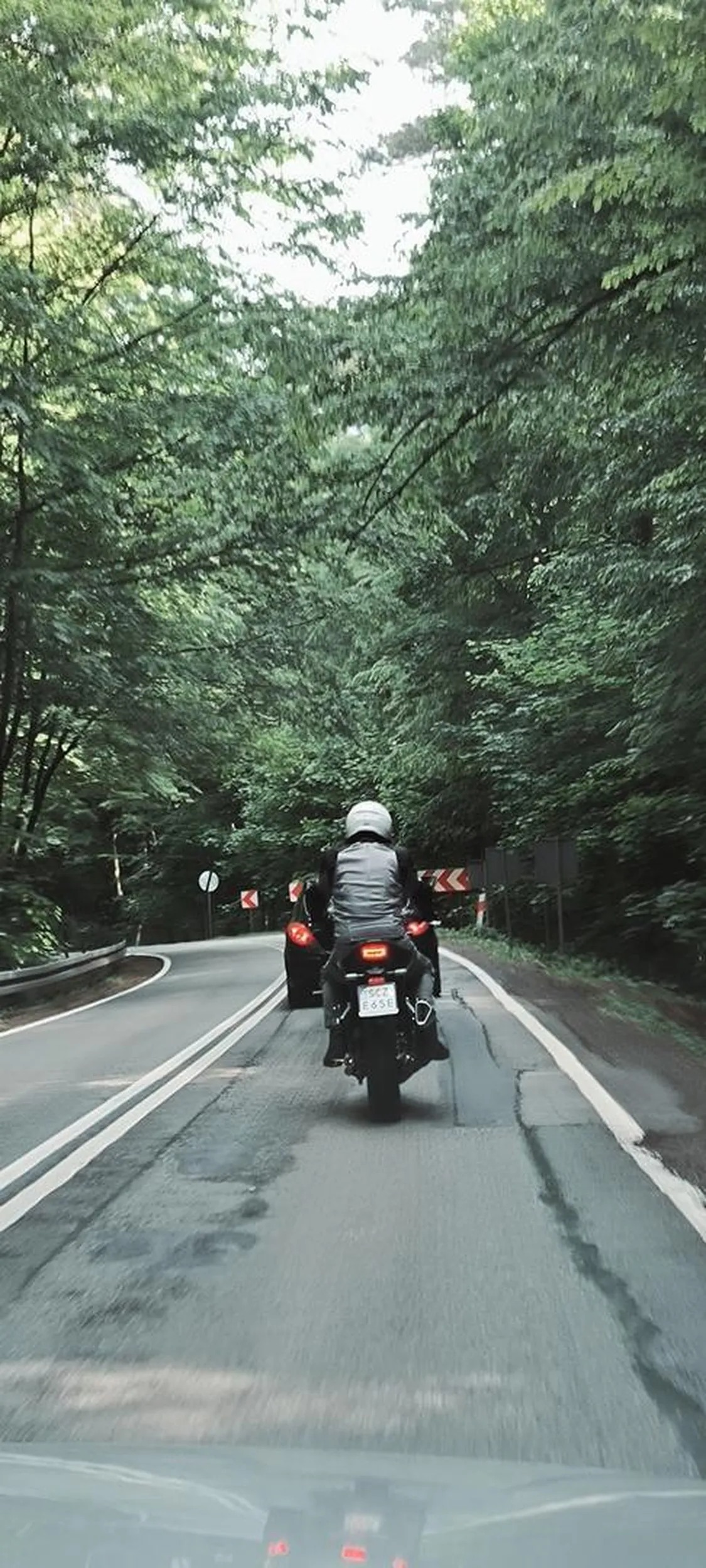 Proszę do mnie dzwonić panie kierujący jeśli będzie pan potrzebował pomocy w szukaniu swoich jaj ... Blokowałeś cała trasa ... Żadne auto nie mogło cię wyprzedzić bo jak szeryf pilnowałeś żeby być pierwszy .. Można 70 a ty jedziesz 30 .. co cię ktoś chciał wyprzedzić to dodajesz gazu ... Masz problemy ...