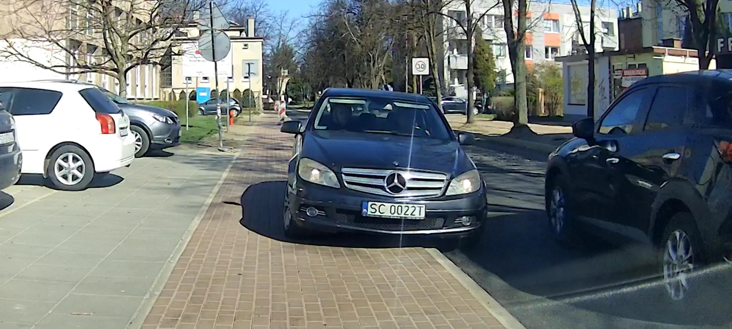 Stary dziad wpierdala się na pas i probóje mi wmówić że to ja muszę uważać w takim momencie