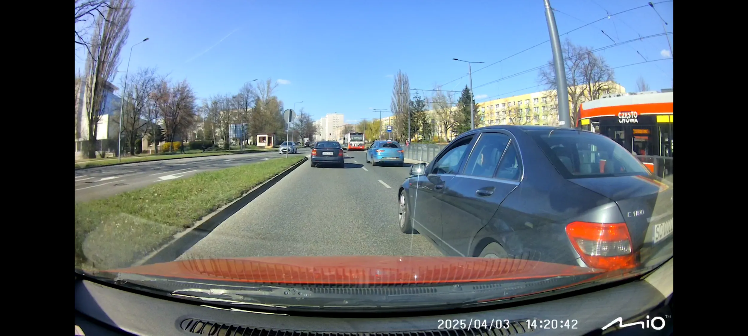 Stary dziad wpierdala się na pas i probóje mi wmówić że to ja muszę uważać w takim momencie