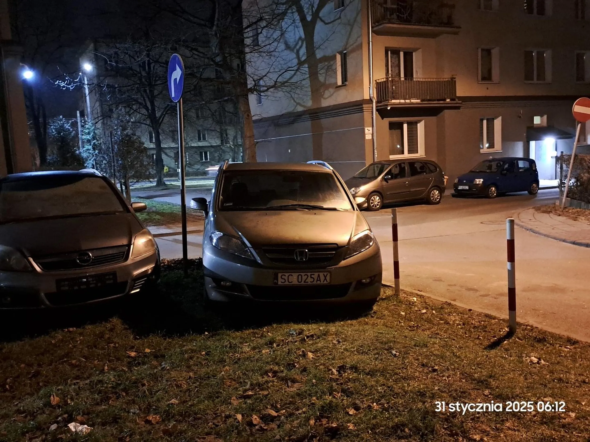 Dlaczego niszczysz zieleń należącą do innej wspólnoty? Masz tyle miejsca pod swoim blokiem, zarówno z jednej jak i z drugiej strony. Następnym razem sprawa trafią na Policję. Co ważne, tam jest skrzyżowanie i nie wolno tak parkować na skrzyżowaniu.