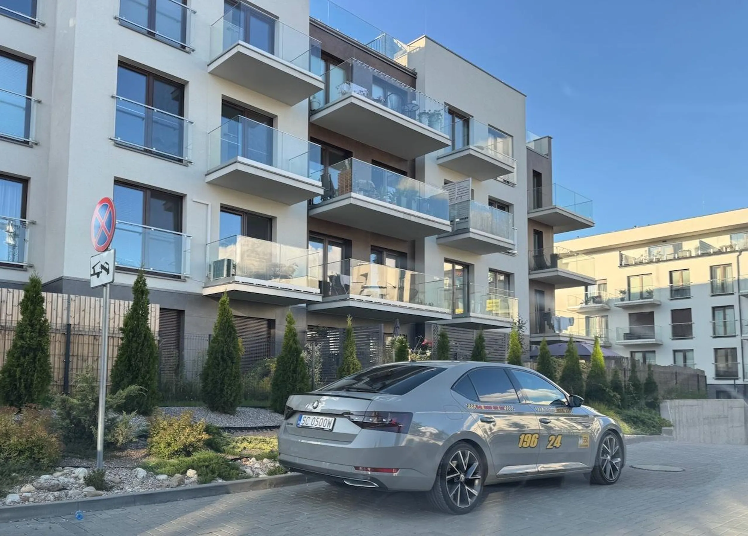 Lekceważy zakaz zatrzymywania się i blokuje wjazd do garażu podziemnego na osiedlu.