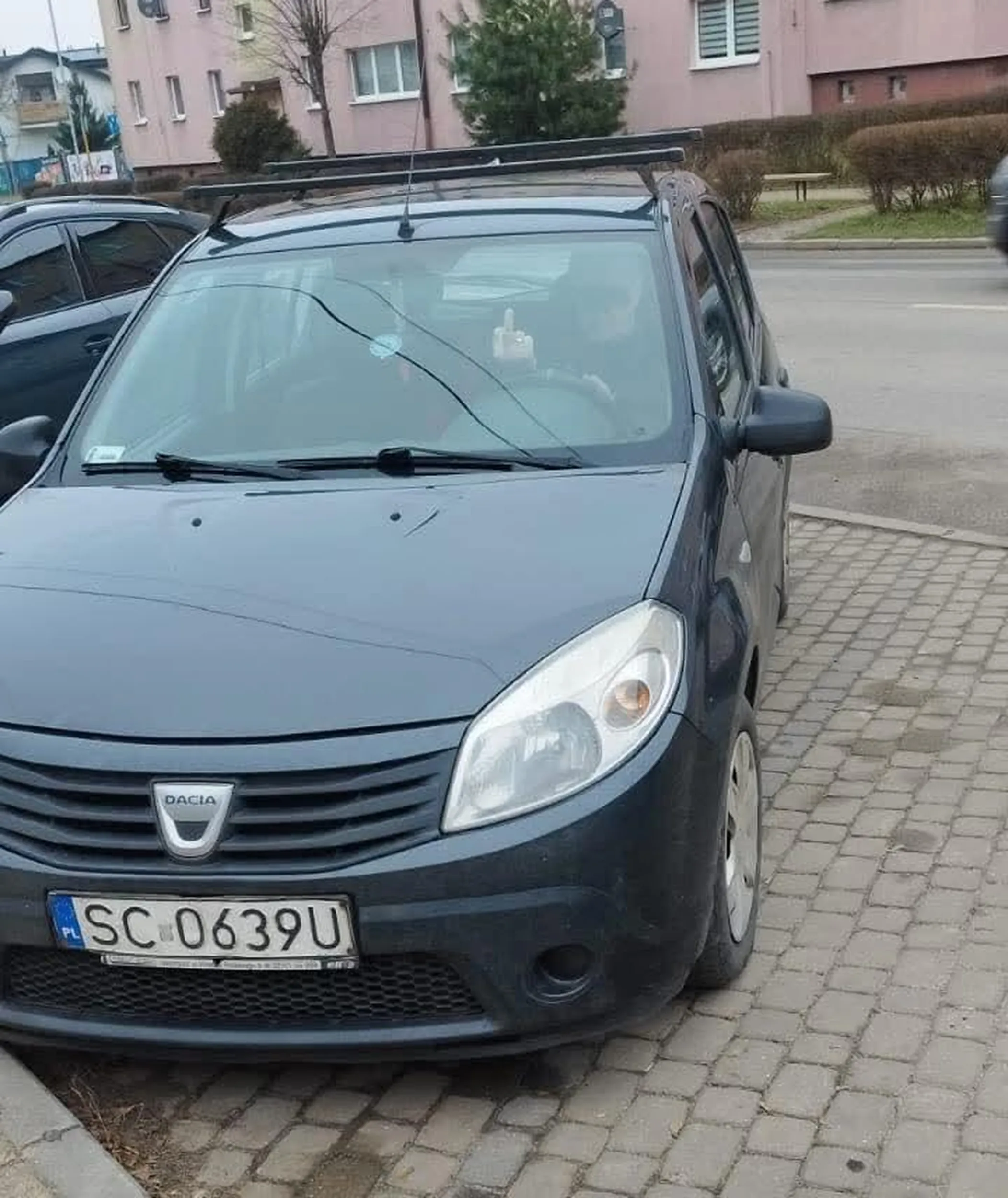 Taki sympatyczny pan zajmujacy 3 miejsca naprzeciw „Malucha" w Kłobucku, na grzeczne upomnienie żeby ustawił się inaczej, pokazał radość z okazji nadchodzących świąt.