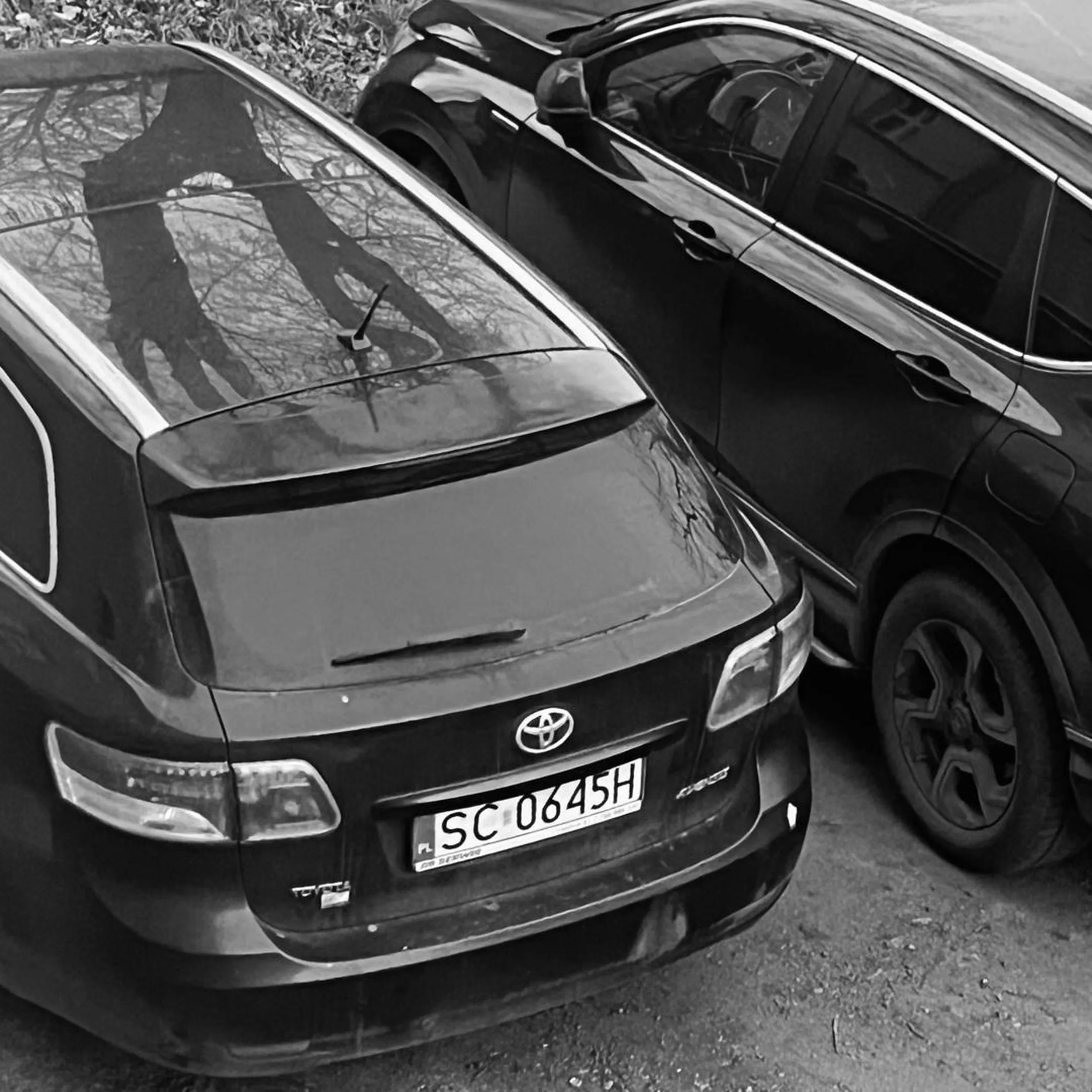 Uszkadza samochody na parkingu; czas postoju pod blokiem powyżej 5 minut; parkowanie jest za sekundę bez weryfikacji czy to jest ok