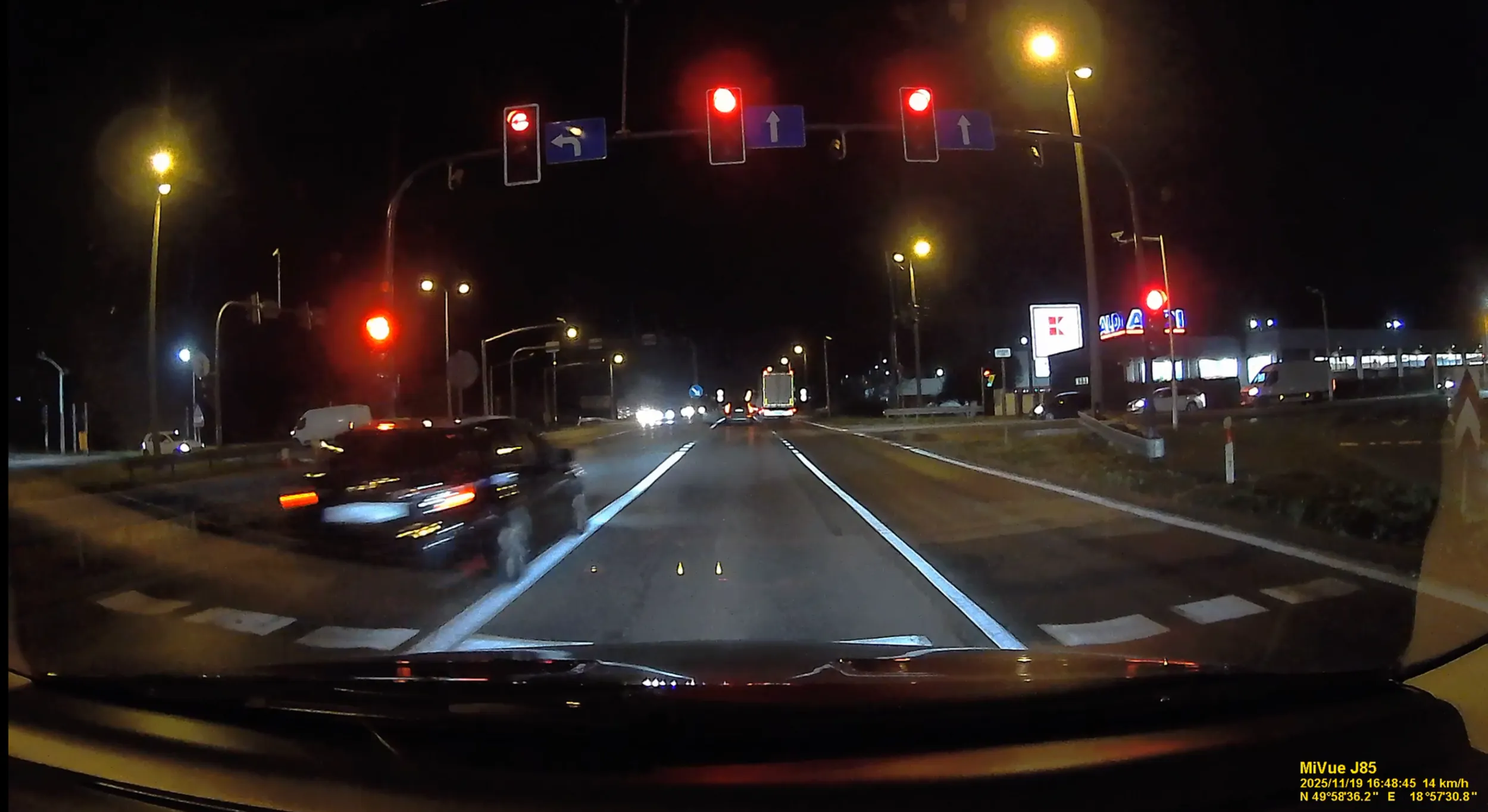 Ktoś bez mózgu,  wyprzedził lewoskrętem i przejechał przez czerwone światło.... Dobrze, że zrobił to w Pszczynie gdzie jest Fotoradar na światłach, oby został ukarany.