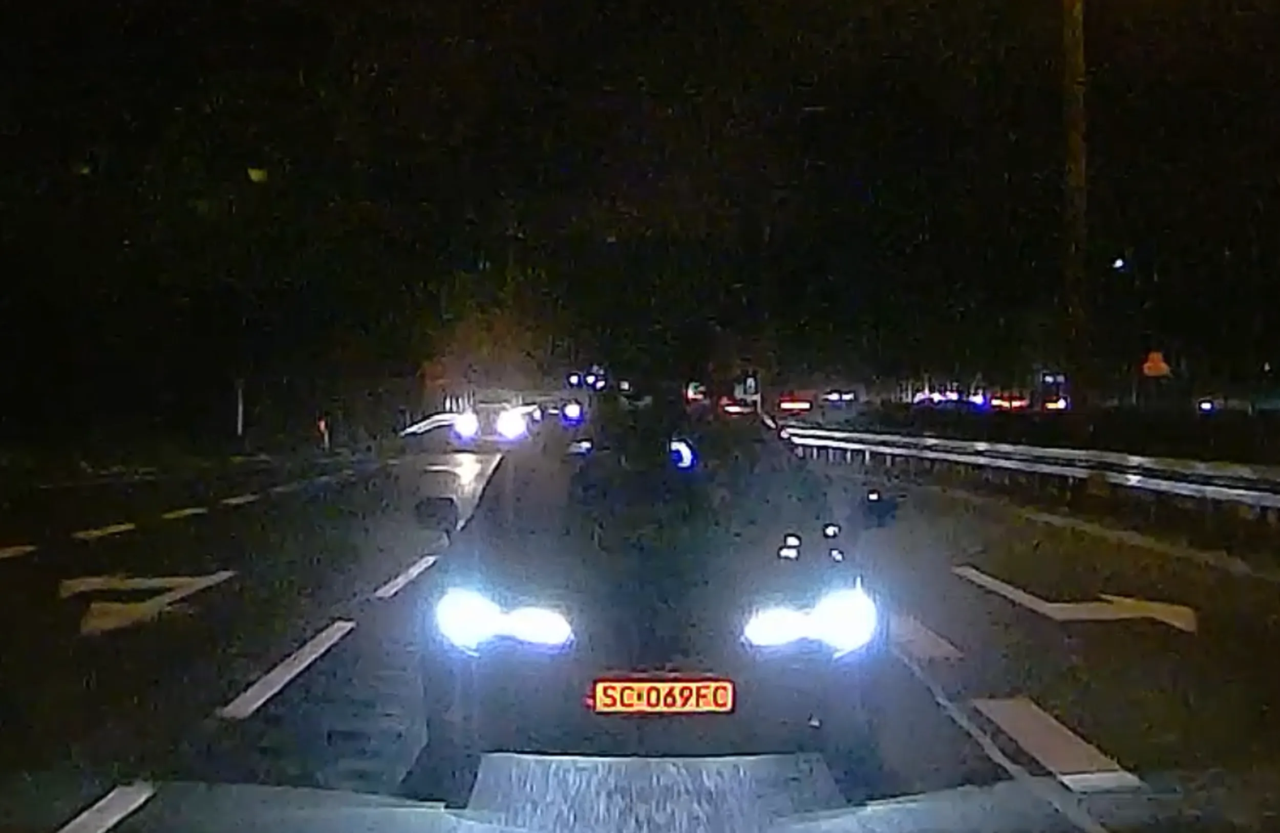 Ktoś bez mózgu,  wyprzedził lewoskrętem i przejechał przez czerwone światło.... Dobrze, że zrobił to w Pszczynie gdzie jest Fotoradar na światłach, oby został ukarany.