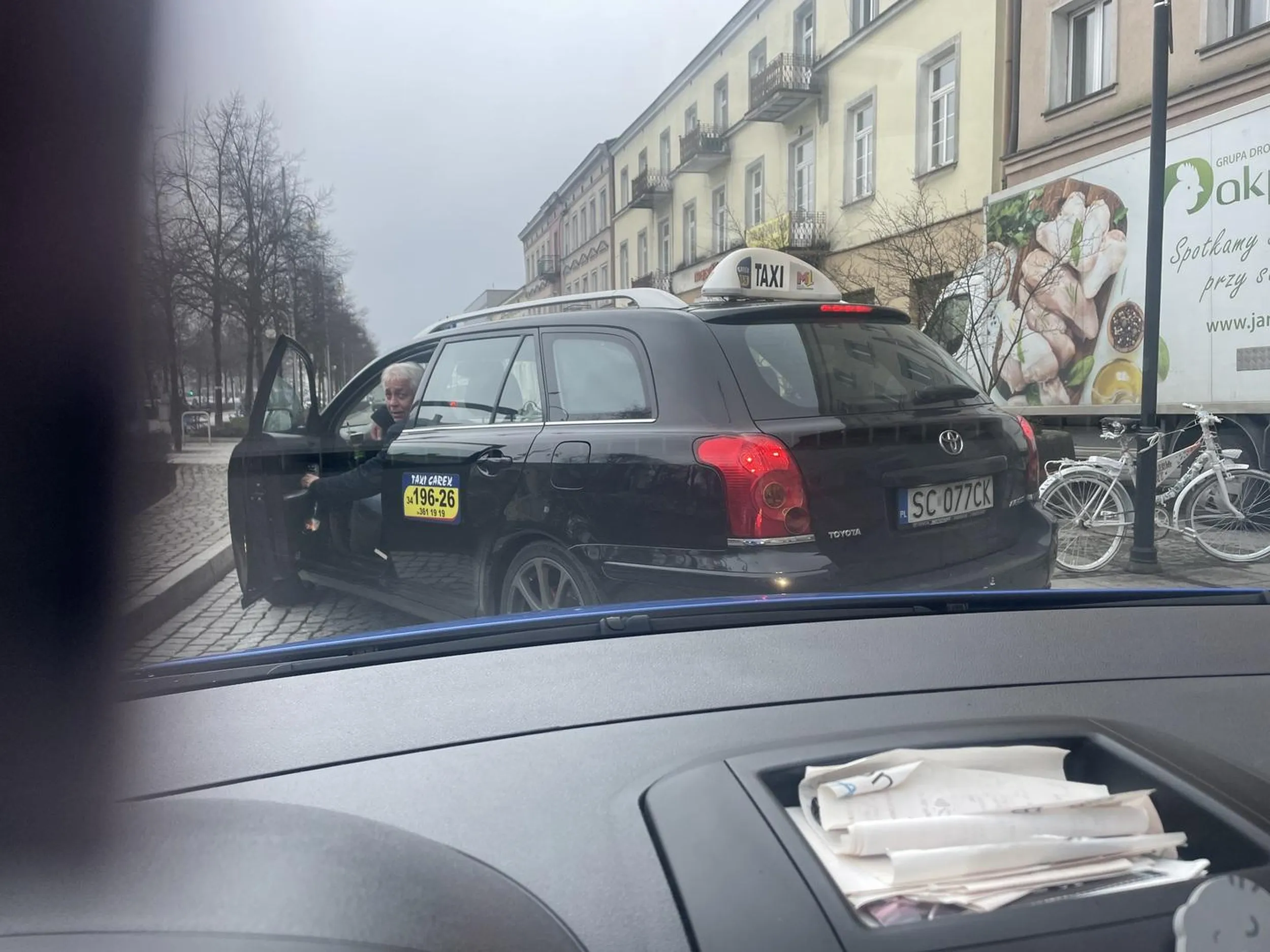 Taksiarz, który zajeżdża drogę by później pyskować i blokować ruch