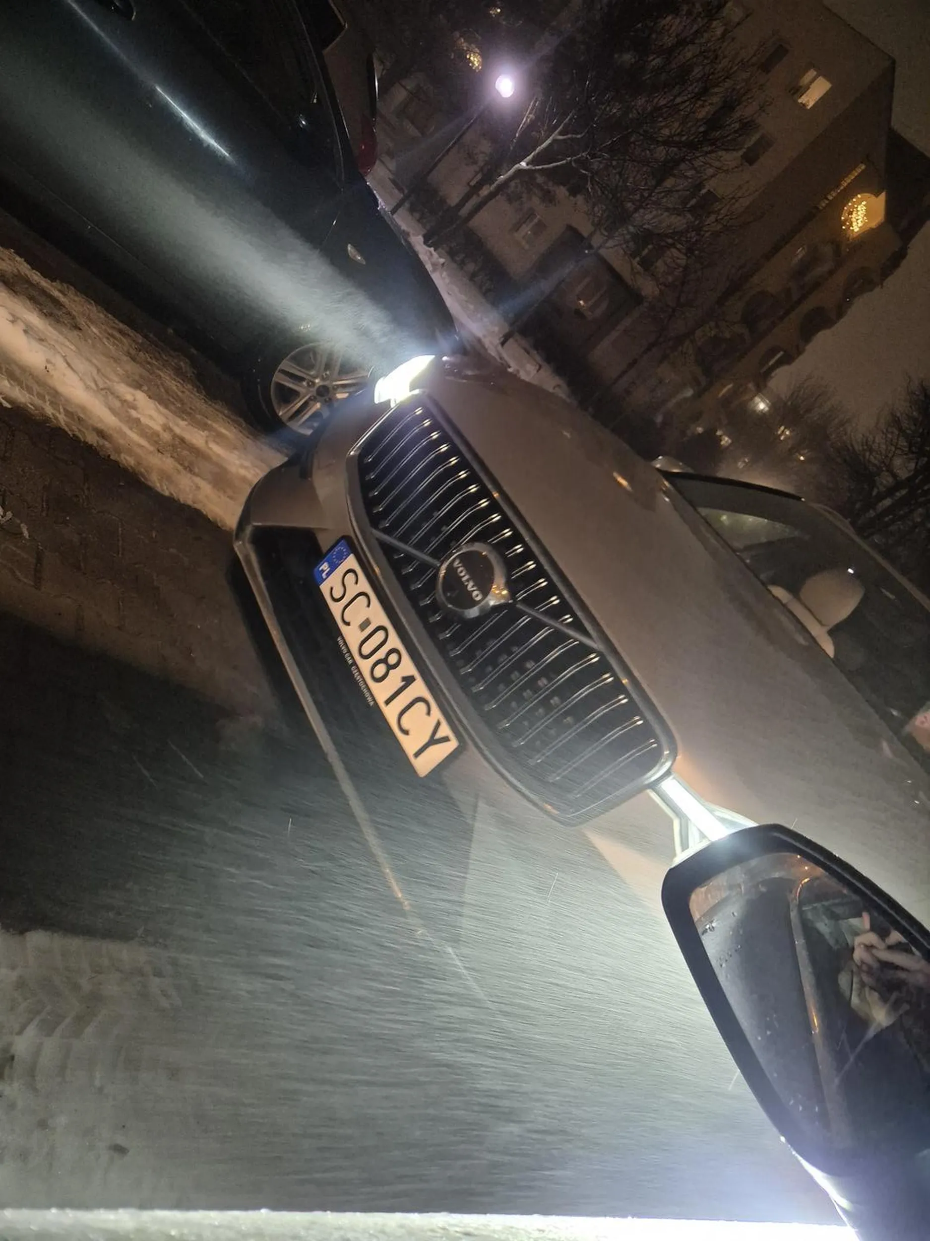 nie polecam, kierowca burak obija drzwiami inne samochody na parkingu