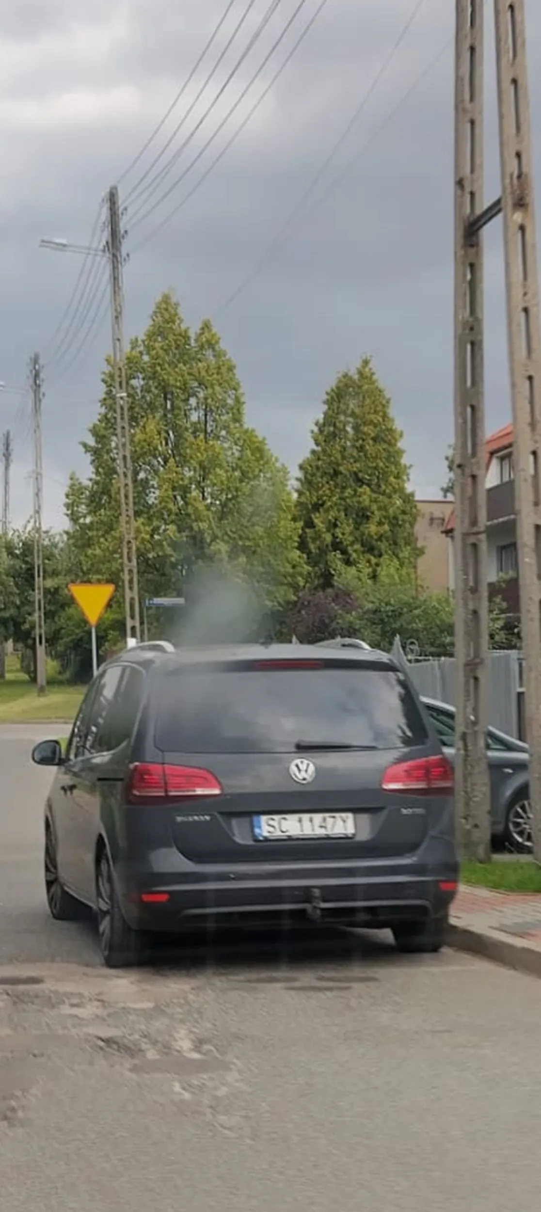 Szeryf parkuje notorycznie auto na jezdni tuż przed skrzyżowaniem.