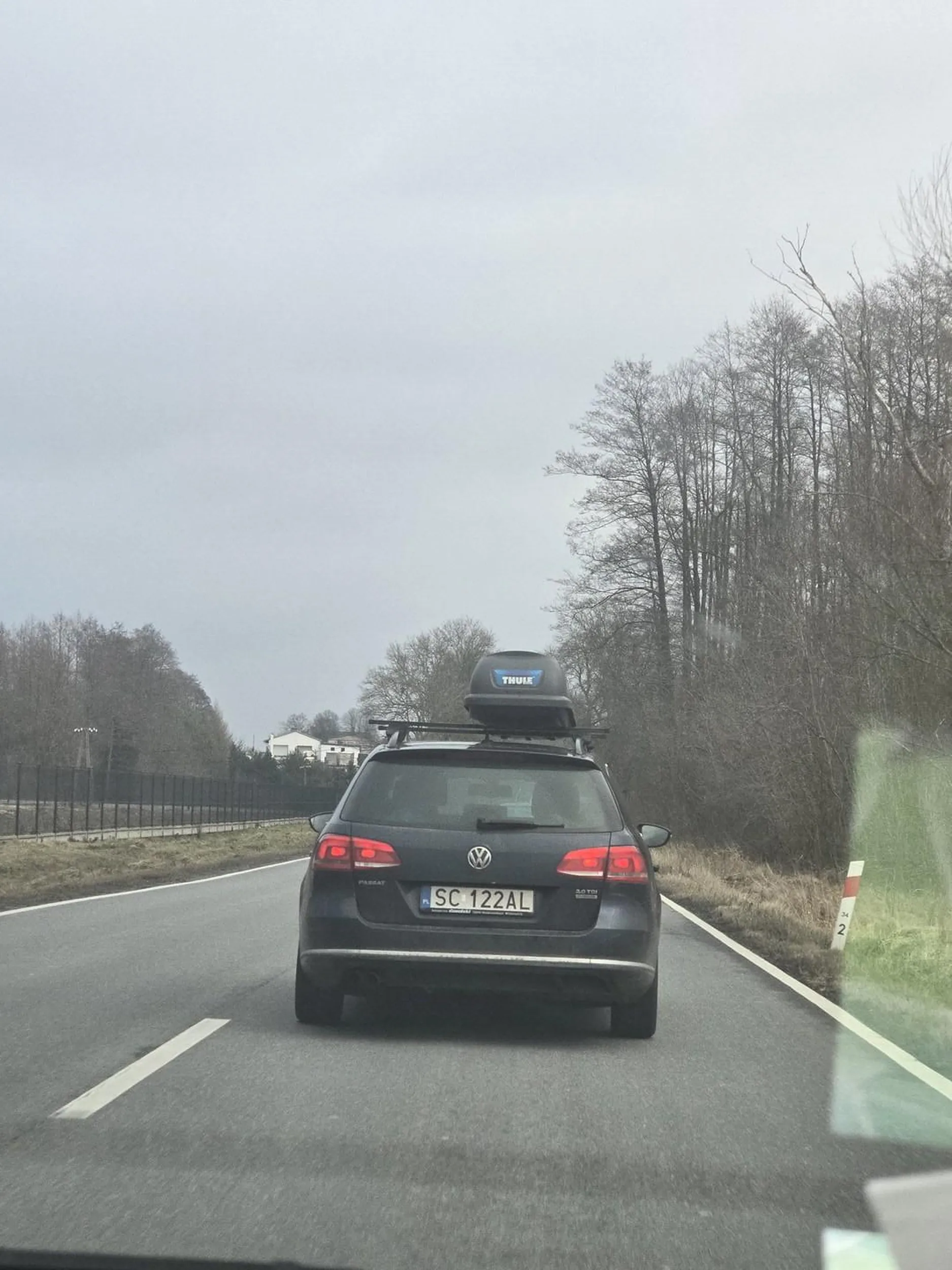 Opamiętaj sie za tą kierownica, szonie bo wylądujesz w rowie jak można tak jeździć jak ciota