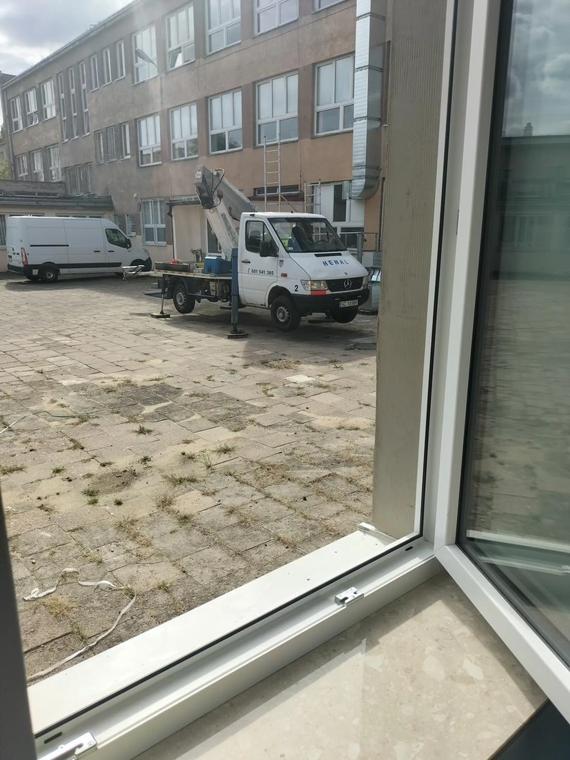 Silnik odpalony powyżej 2 minut + stoi na zakazie i stoi podczas jazdy