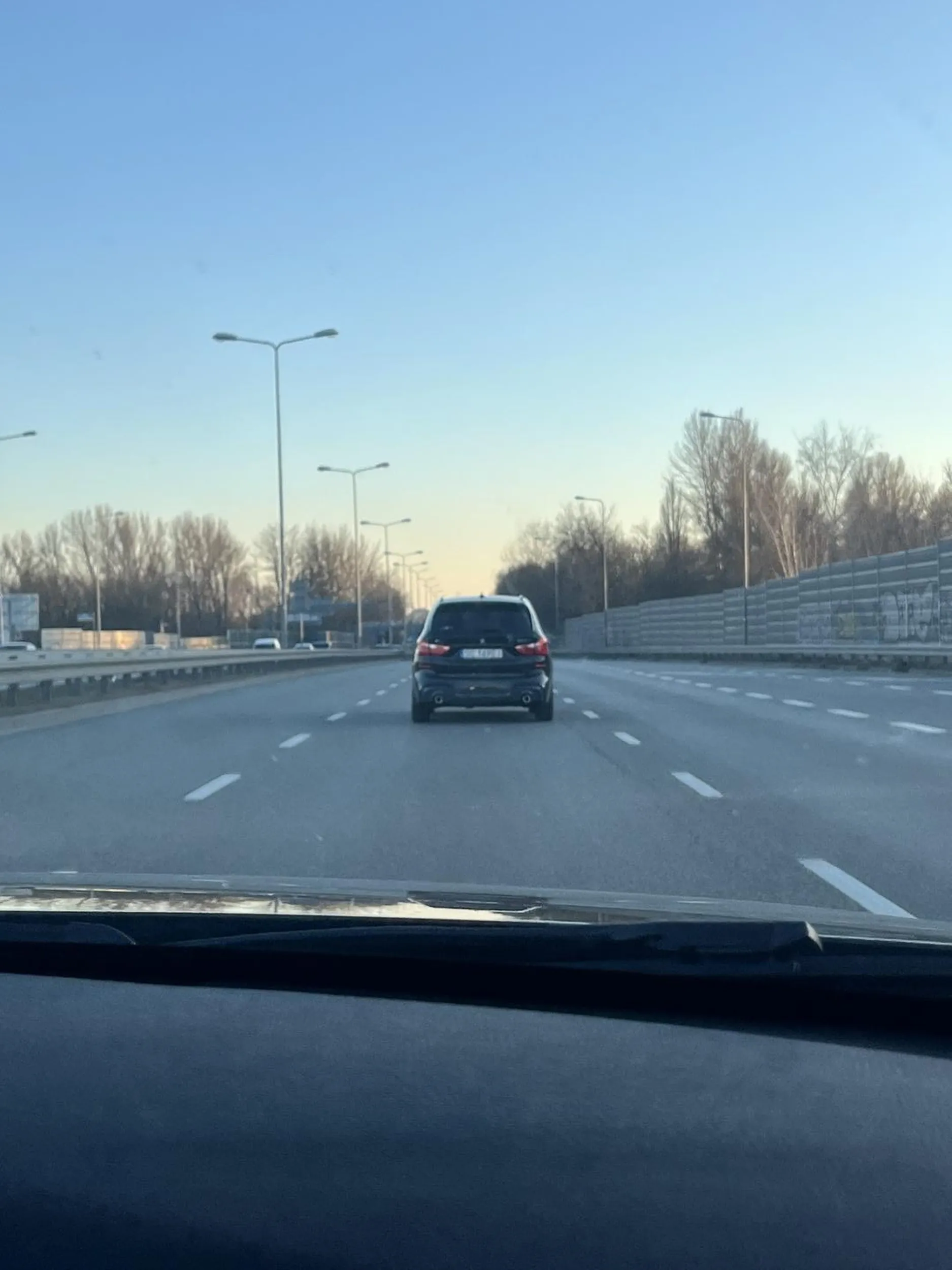 Poprostu cham na drodze  podczas gdy probuje go wyprzedzić wielokrotnie przyspieszał a gdy juz odpuściłem nagle przyhamował