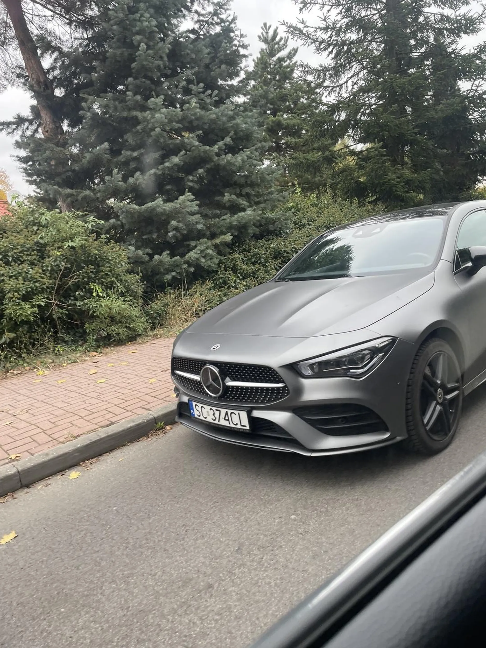Na parkingu pełno miejsc, ale księżniczka lub ksieciunio stoi sobie na środku drogi