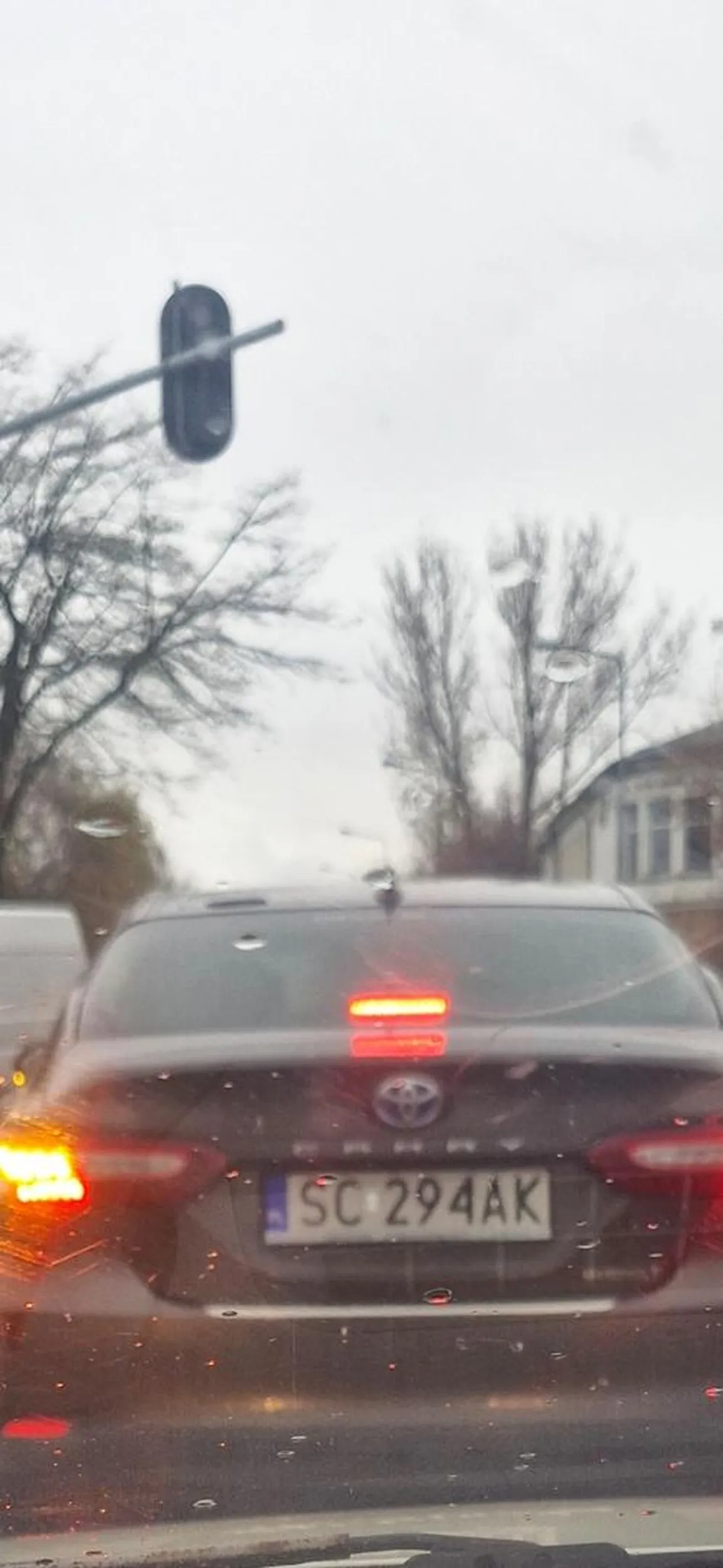 Totalny mazgaj za kierowca stanie na środku skrzyżowania i nie wie co robic . Albo bez prawo jazdy albo wygrała jest w chipsach