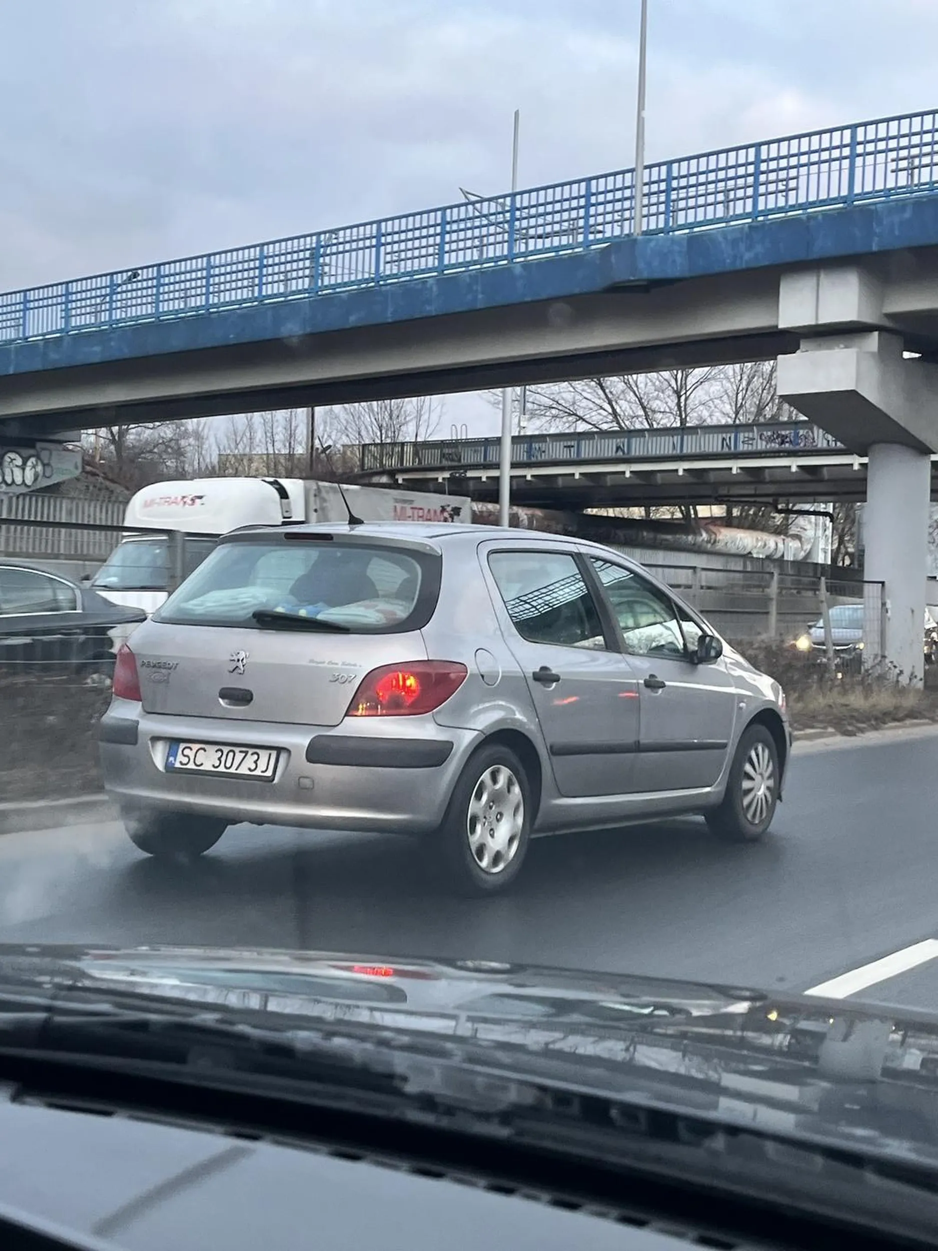 Gdyby nie mój mąż który odbił kierownicą w prawo mielibyśmy przez tą osobę wgiecony bok, pani kierując pojazd prowadziła transmisję na żywo na facebooku