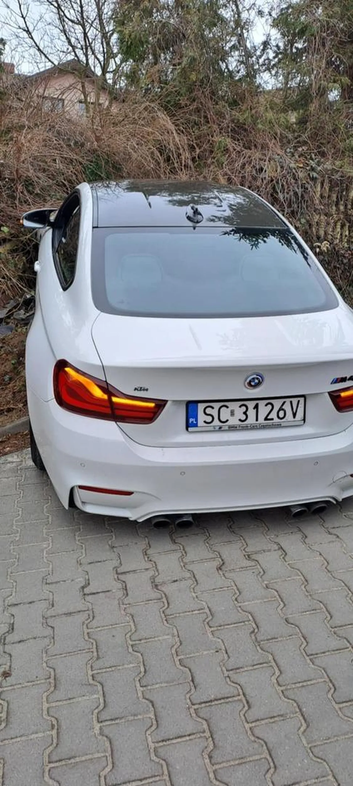 Uciekał policji, wjechał w płot, uciekl z miejsca zdarzenia