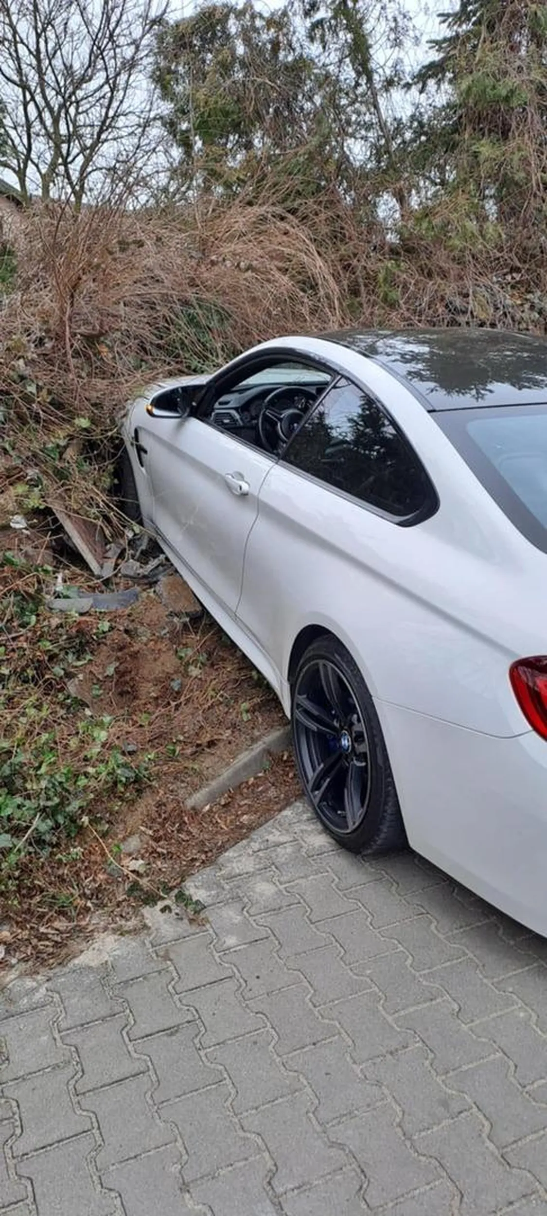 Uciekał policji, wjechał w płot, uciekl z miejsca zdarzenia