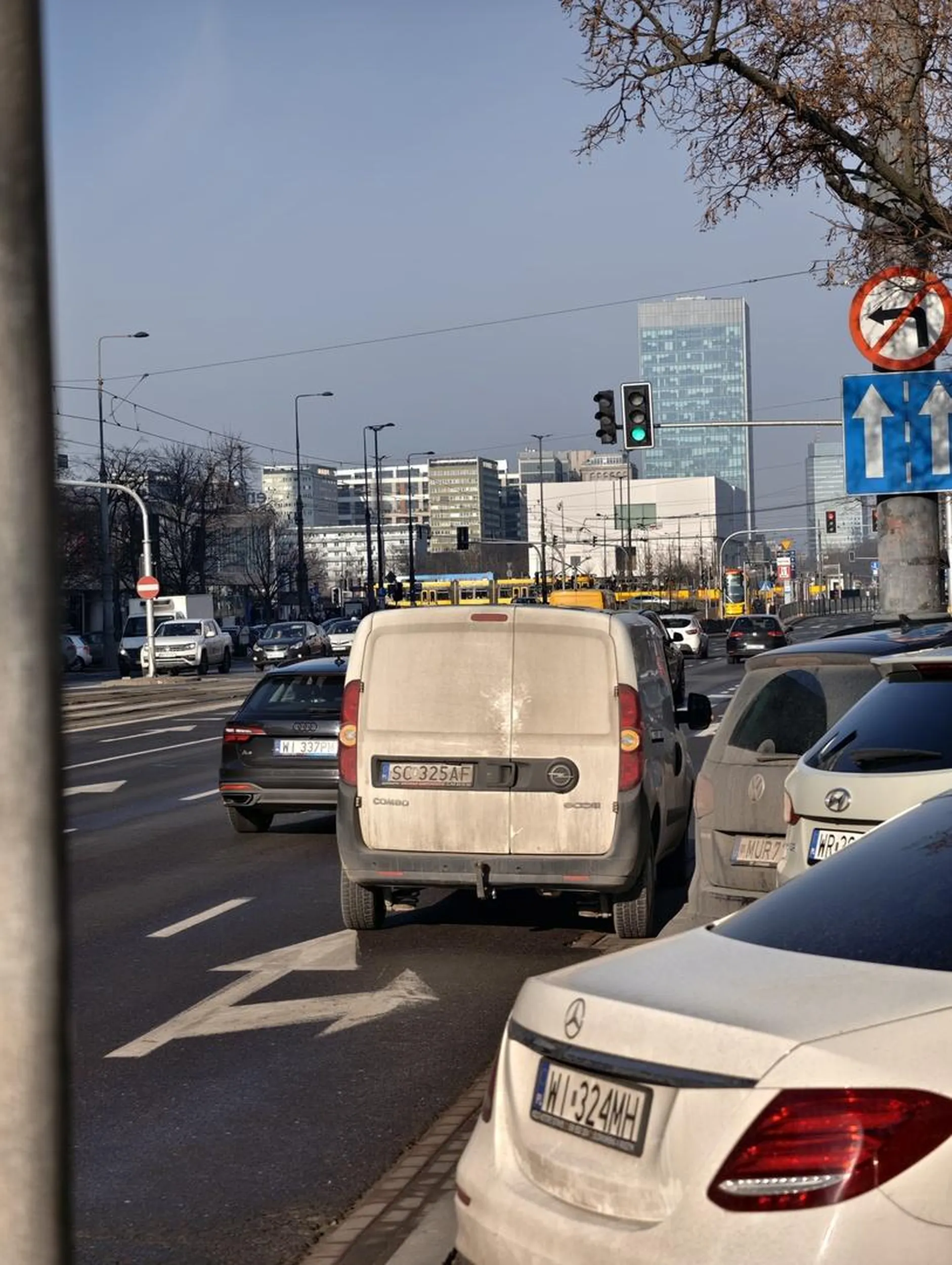 Nie ładnie parkowac na awaryjnych. Pan odpalił światła awaryjne i poszedl do urzędu obok załatwiać swe sprawy, brak trójkata.