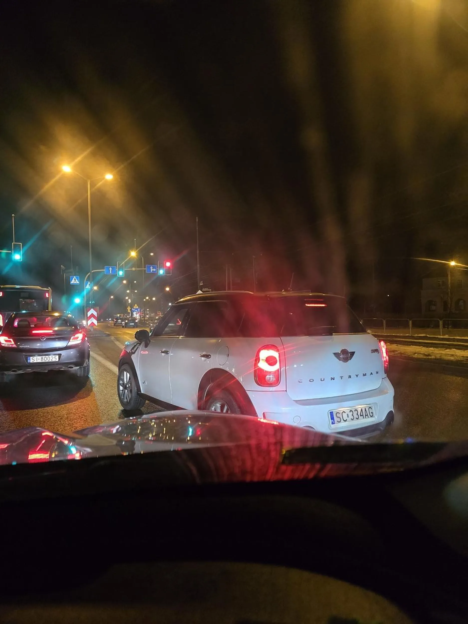 Lekcja 1. Między Twoimi kołami jest tzw. ciągła. Oznacza zakaz przejeżdżania przez nią. Warto ją zauważyć. Lekcja 2. W okolicy kierownicy znajdziesz magiczny przełącznik oznaczony strzałeczkami. To nie makieta ani katapulta, nie musisz się go bać. Nie znają go kierowcy BMW, więc możesz też nie znać bo to ten sam właściciel, ale ten przełącznik odpowiada za sygnalizowanie innym kierującym, że chcesz/potrzebujesz zmienić pas. Wtedy na pewno ktoś Cie wpuści bo... Lekcja 3. Wpychając się na chama, na ciągłej i bez kierunkowskazu, na dokładkę lampiąc się w telefon blokujesz nie tylko pas na który wjeżdżasz ale i ten z którego zjeżdżasz i na dokładkę stanowisz zagrożenie na drodze. Mam nadzieję, że te kilka lekcji sprawi że na drodze nie będziesz więcej bezmyślnym bałwanem ktory myśli że każdy inny kierowca to telepata który odczyta w Twoich myślach co planujesz!