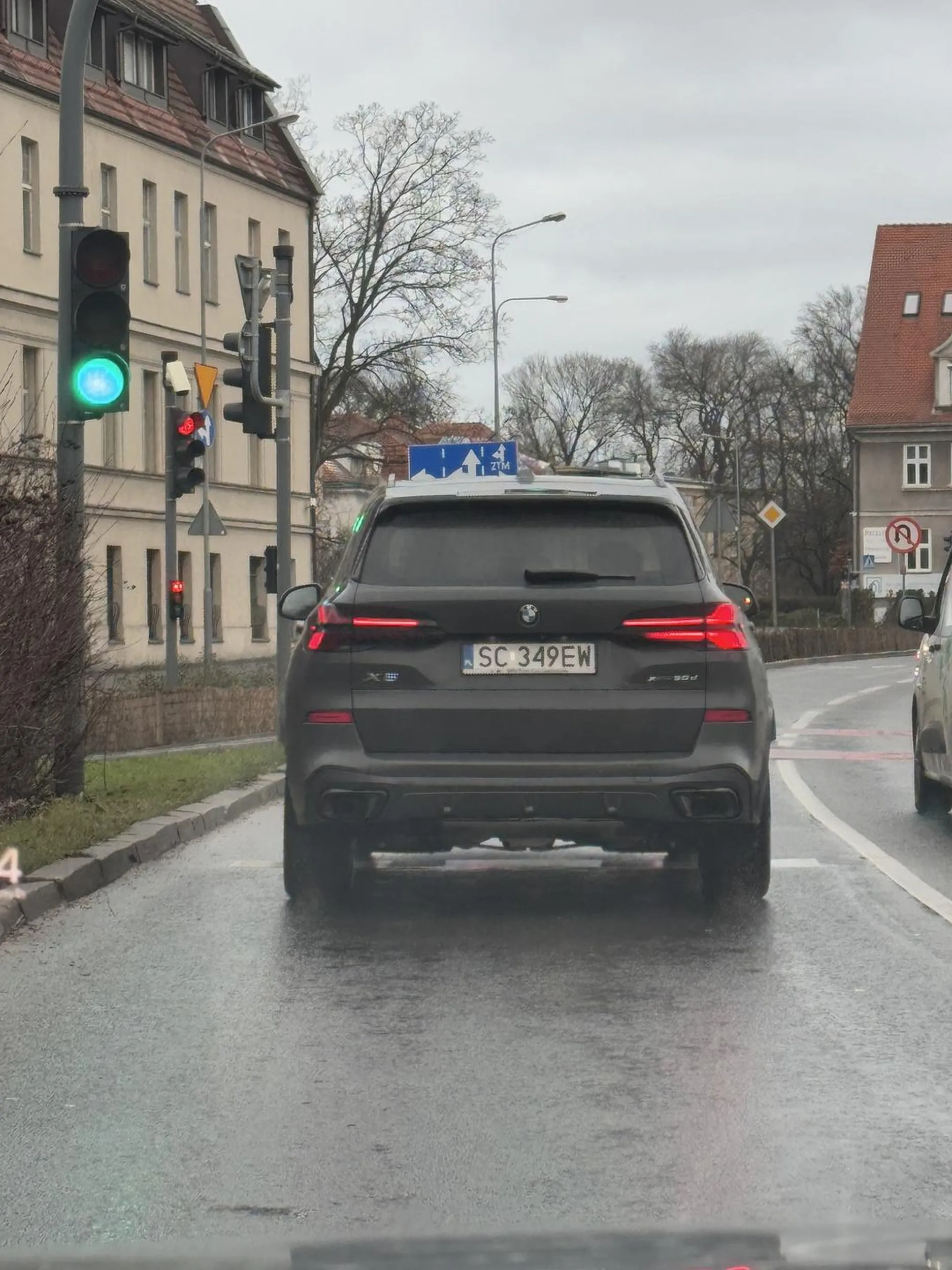 Beciarz wielki pan drogi, jedzie środkiem dwujezdniowej po Poznaniu, trąbi, siedzi na zderzaku, a za kółkiem jak się okazuje stary dziad. Prosto z Częstochowy, a to podobno takie pobożne miasto. Beciarz zawsze pozostanie beciarzem. Cham i prostak. Wypad do swojej zapchlonej dziury buraku.