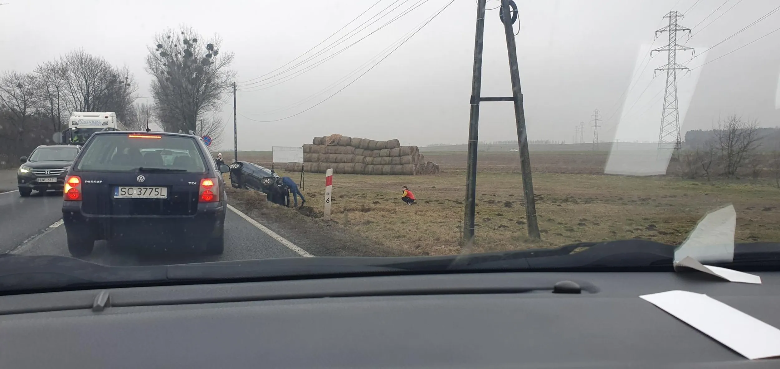 Stoi na drodze i podziwia wypadek. Ani w prawo, ani w lewo, ani do przodu. Zamiast sie ustawić gdzieś z boku to blokują ruch.