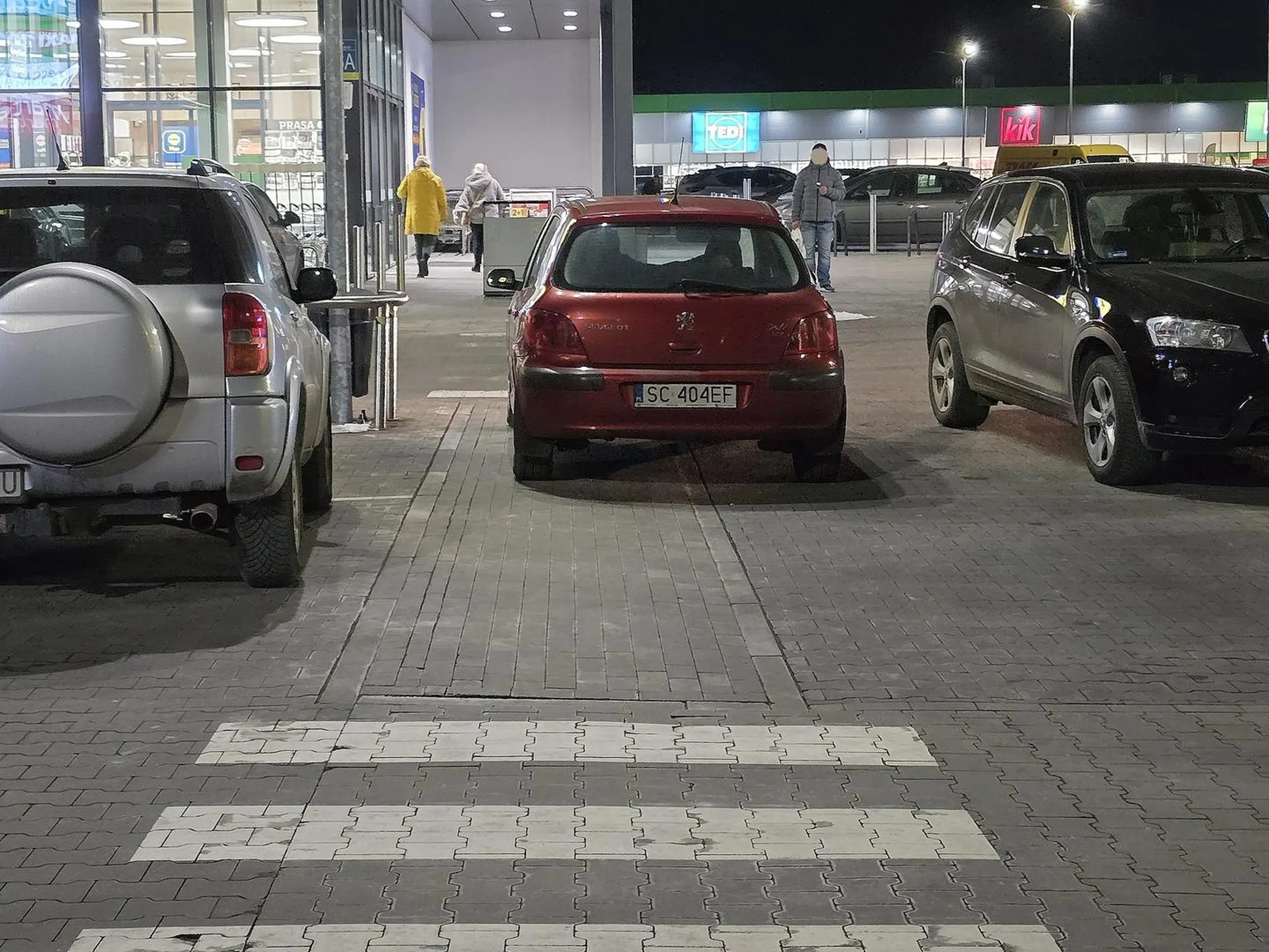 Po co jechać 30 m dalej na wolne miejsce, jak można na chodniku zaparkować.