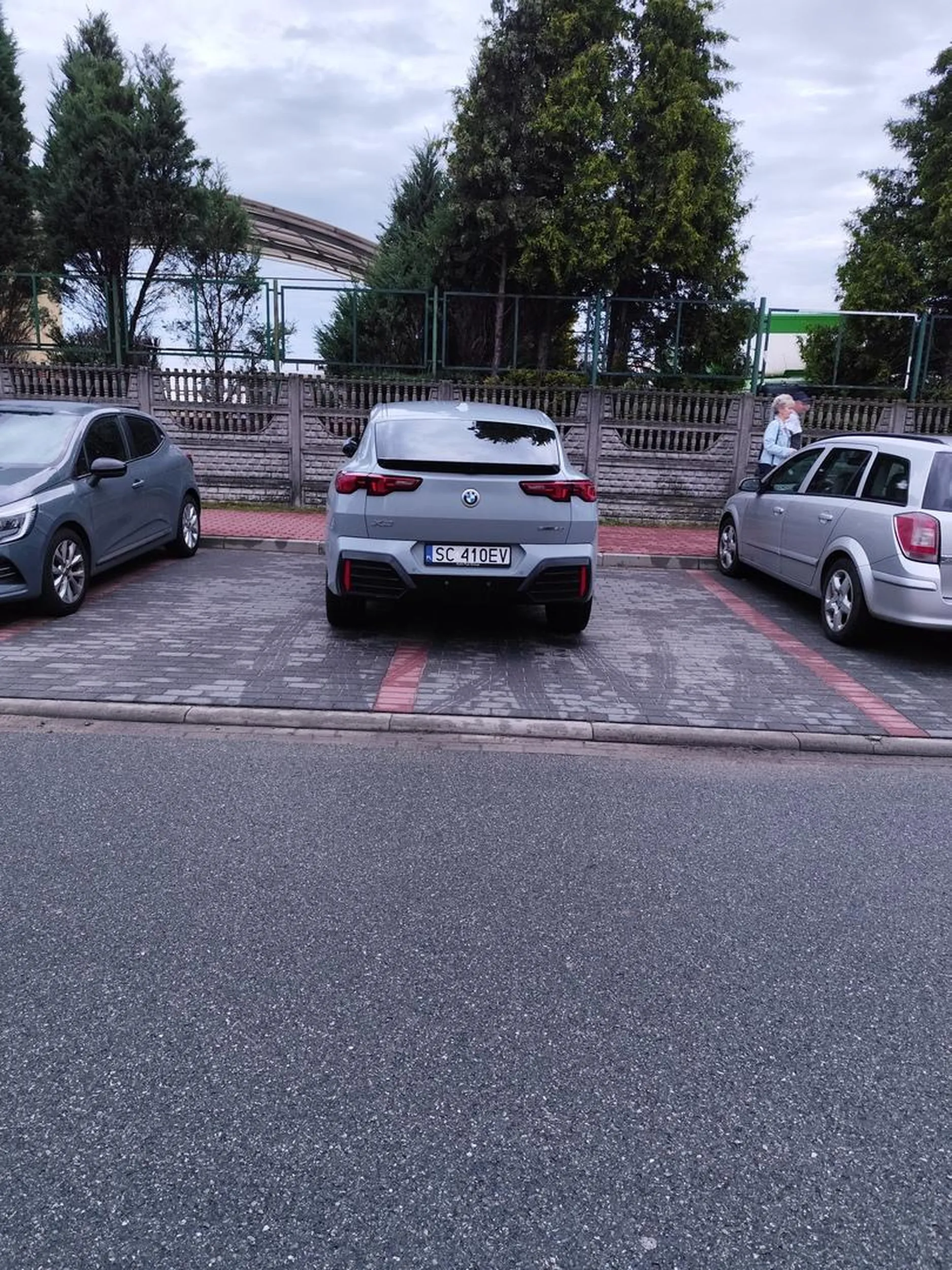 Mówią że na skl nie potrafią parkować i jeździć SC w cale nie lepsze widać że kolega lub koleżanka parkować nie umie ale no BMW