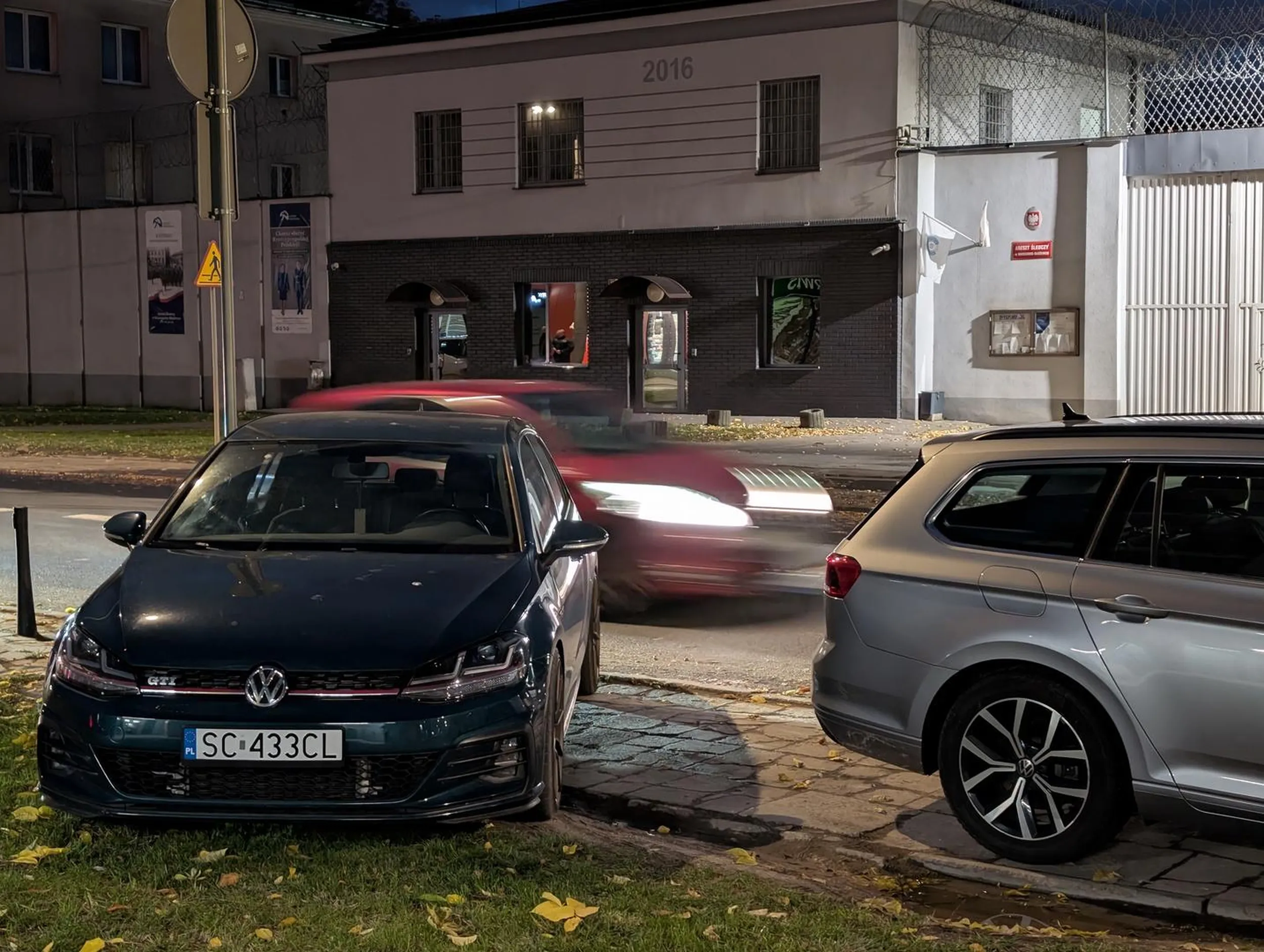 No zabrakło trochę chodnika, to jest trawnik.