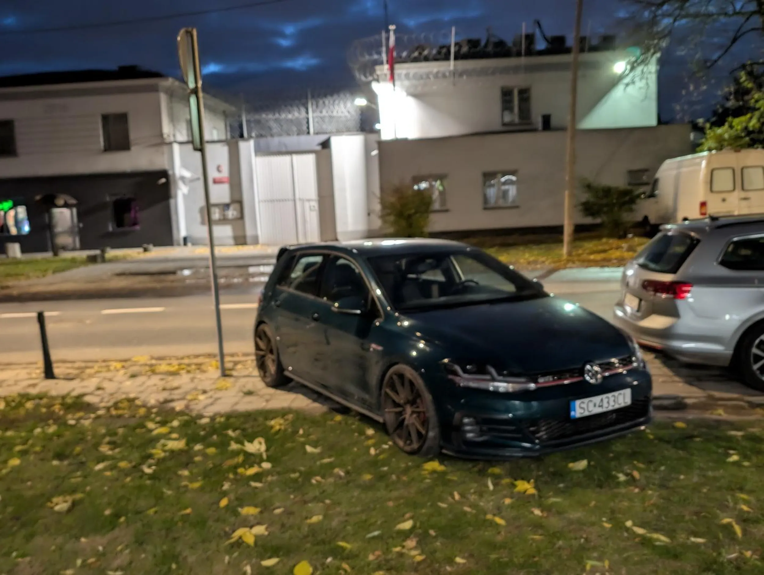 No zabrakło trochę chodnika, to jest trawnik.