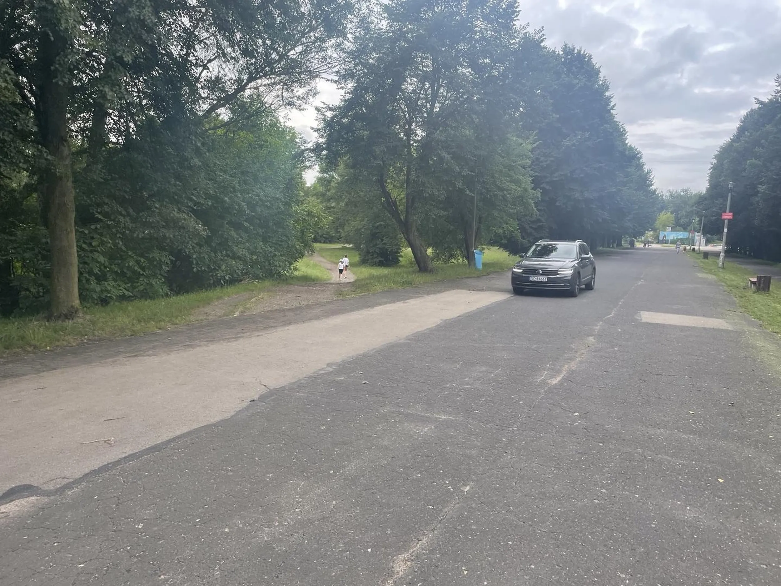 SLD-owski dygnitarz jeździ po chodniku w parku wypoczynkowym Lisiniec w Częstochowie, wierchuszka PZPR dalej wszystko może robić bezkarnie. Nawet blachy ma spod lady dla zadłużonych oligarchów!!! Głodujcie dalej na czerwonych ?