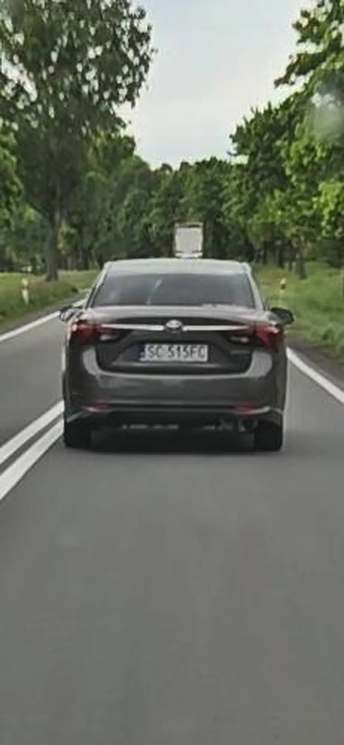 kierowca wyprzedal na podwójnej ciągłej, jadąc 100 na skrzyżowaniu 94 w gniewomierowicach, po zwróceniu uwagi zatrzymał się na środku drogi