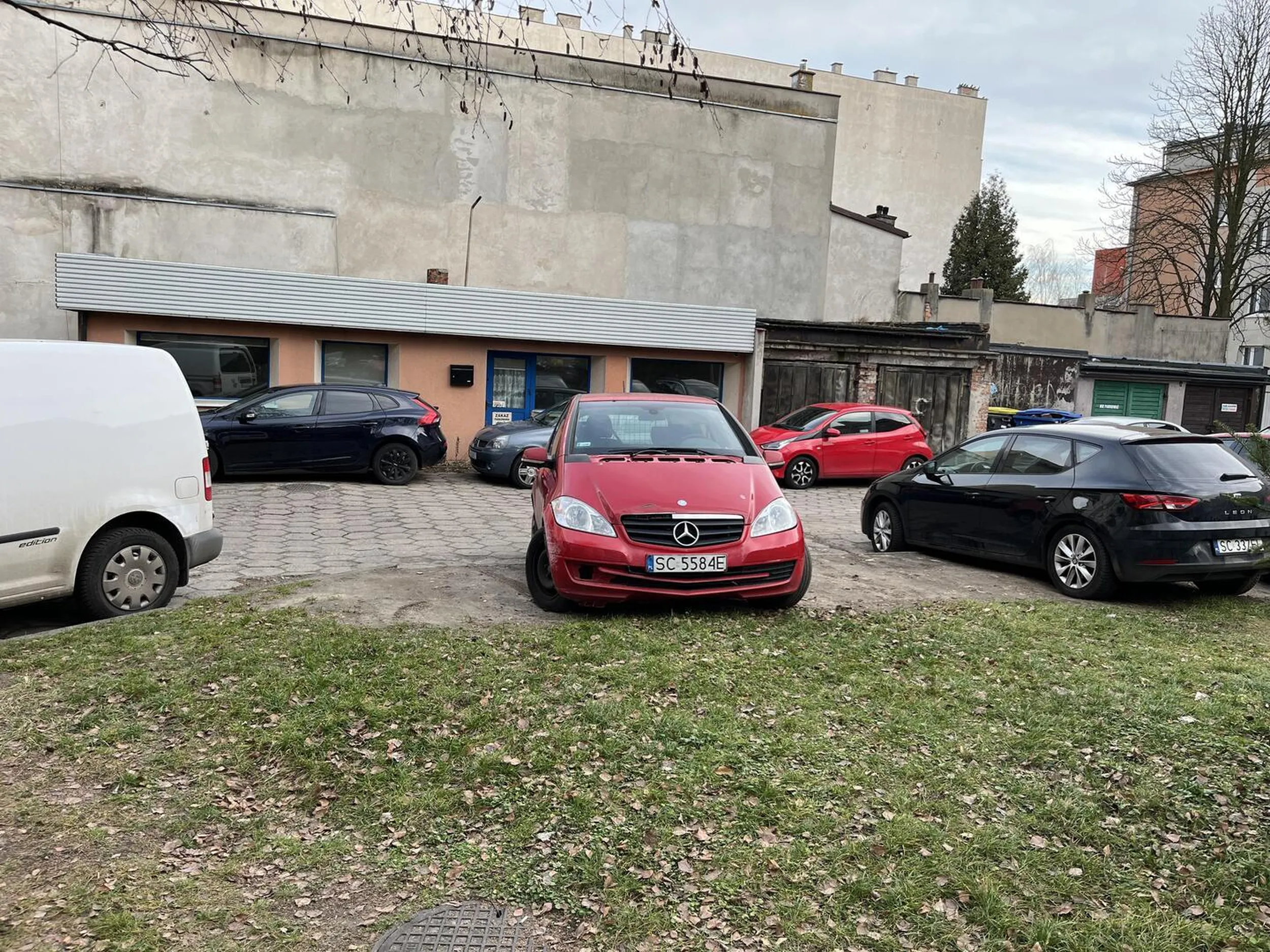 To już jest szczyt, parkuje zajmując dwa miejsca, zastawia inne samochody i przejazd. Albo naucz się parkować, albo znajdź inny parking, bo mieszkańcy bloku, do którego należy parking, są bardzo zdenerwowani