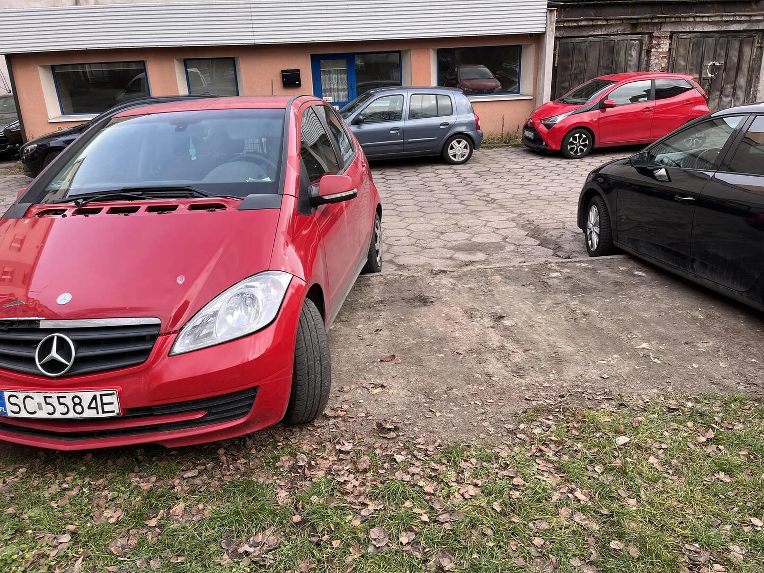 To już jest szczyt, parkuje zajmując dwa miejsca, zastawia inne samochody i przejazd. Albo naucz się parkować, albo znajdź inny parking, bo mieszkańcy bloku, do którego należy parking, są bardzo zdenerwowani