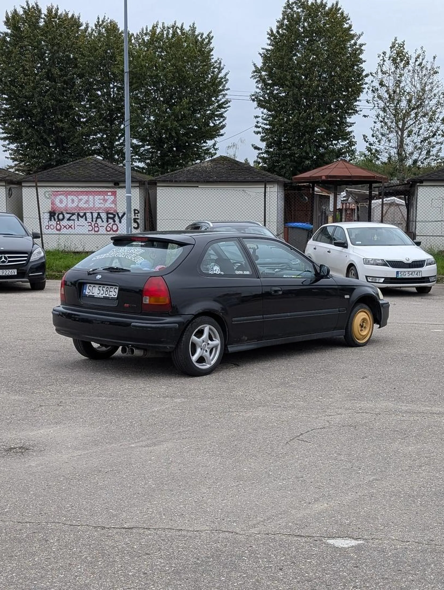 Chciałbym pozdrowić bohatera z pięknej Hondy. Zaimponował mi walką o równość w naszym społeczeństwie. Bo skoro on sam dostał mandat za wzorowe parkowanie, postanowił zgłosić wszystkie pojazdy na ulicy, aby również mogli cieszyć się swoim kwitem. Bo skoro on nie może, to nikt nie będzie