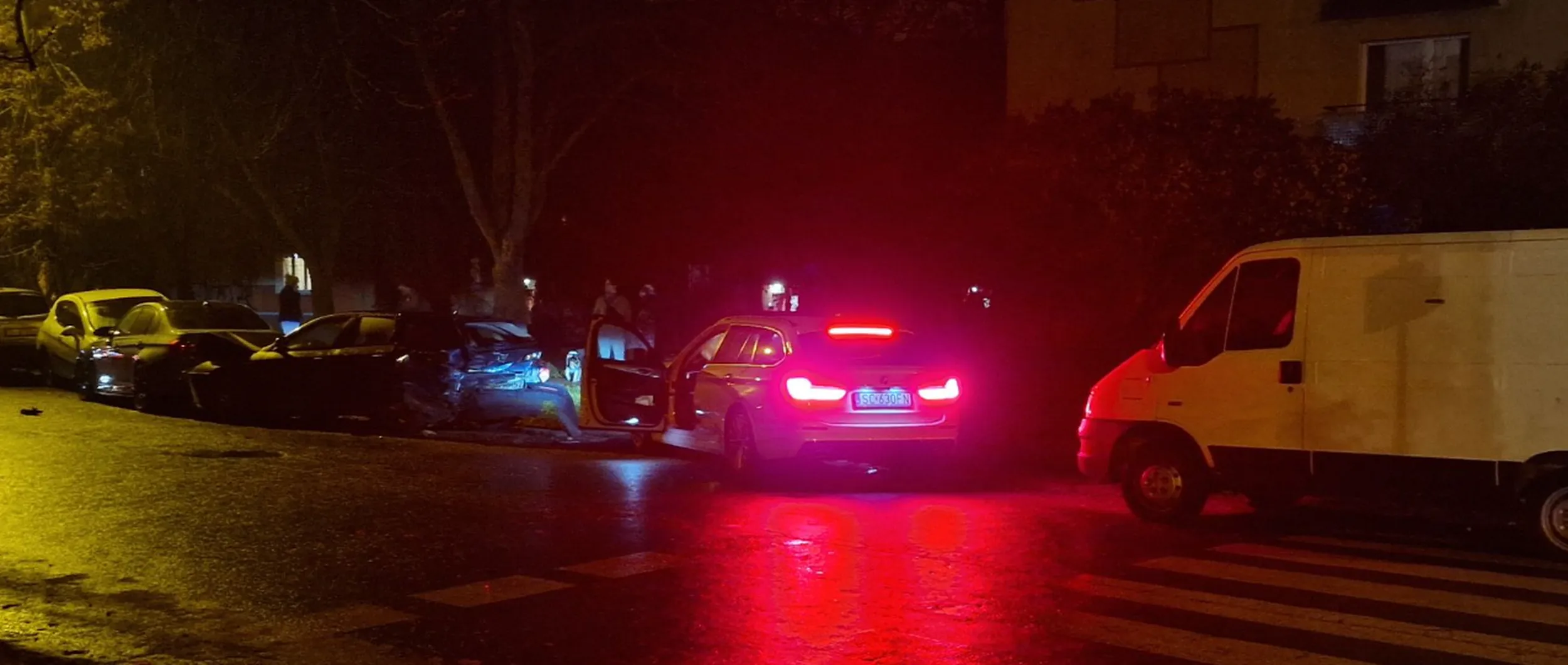 Poważne uderzenia w stojące auta