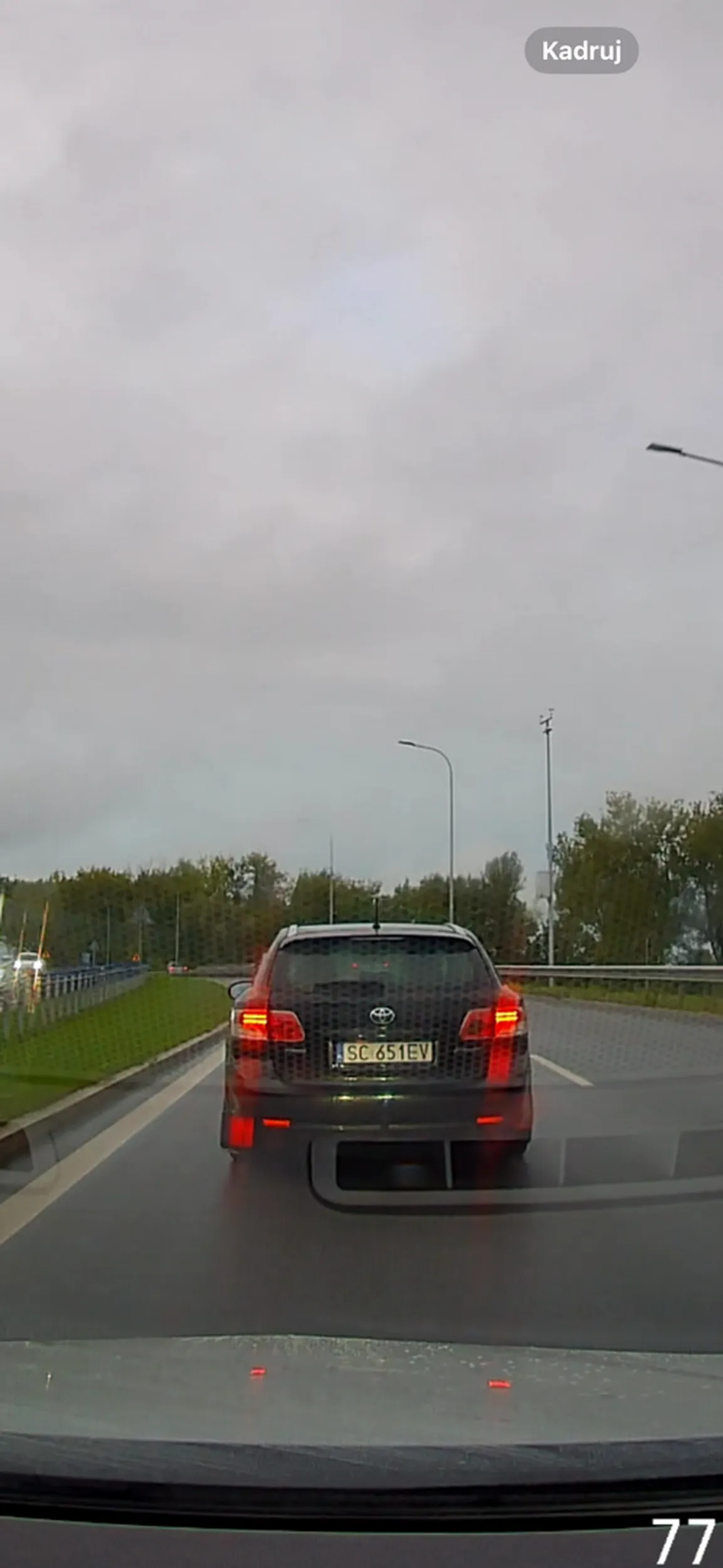 Kierowca bezczelny, z premedytacją blokuje lewy pas, a później śmieje się w twarz osobie którą chamsko blokował. Panie kierowco, w Polsce mamy nakaz jazdy prawym pasem i należy go zająć bezzwłocznie po pojawieniu się na nim miejsca. Polecam doczytać PoRD.